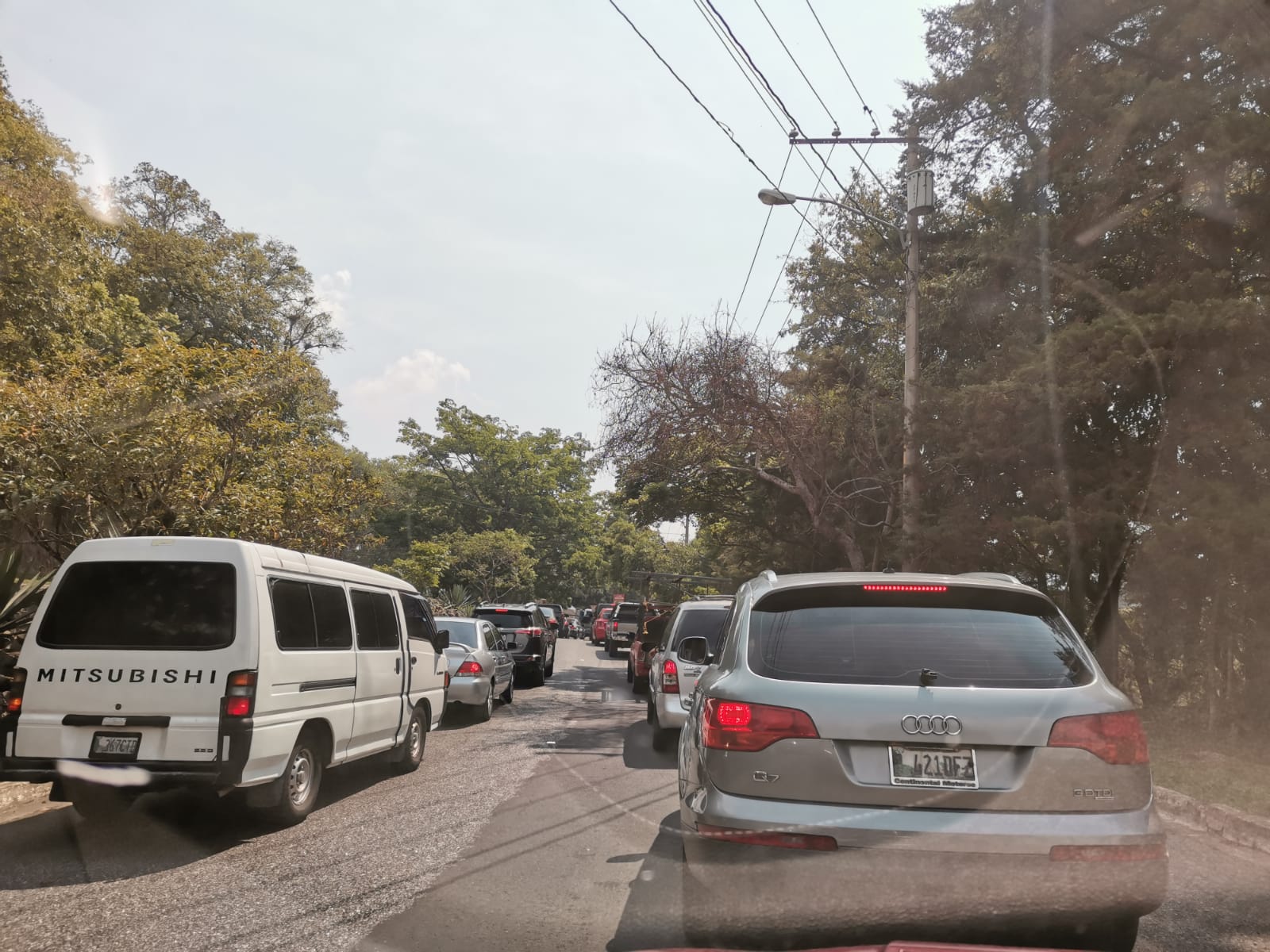 El paso de vehículos es complicado en el ingreso a El Naranjo, Mixco, rumbo al Centro Histórico. (Foto Prensa Libre: Axel Vicente)