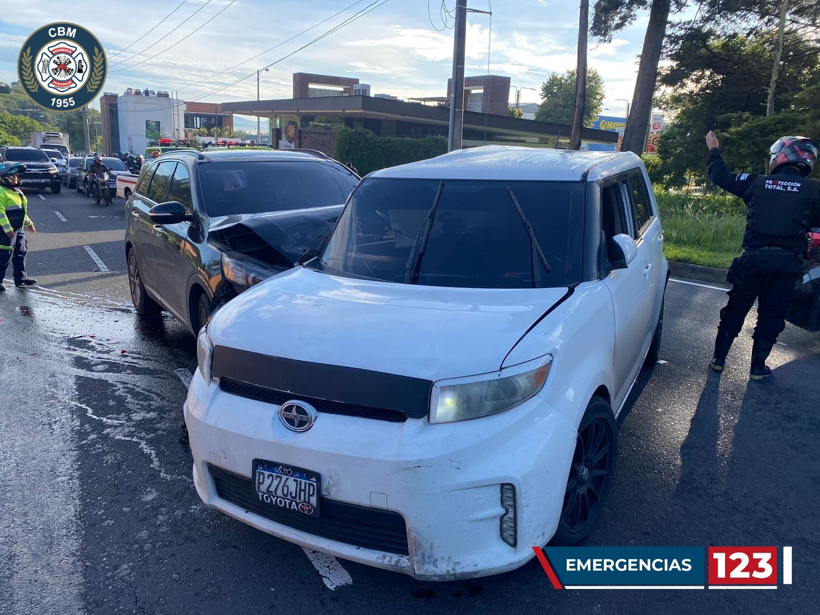 El conductor de un vehículo quedó atrapado luego de un accidente en el bulevar El Naranjo. (Foto Prensa Libre: Bomberos Municipales)