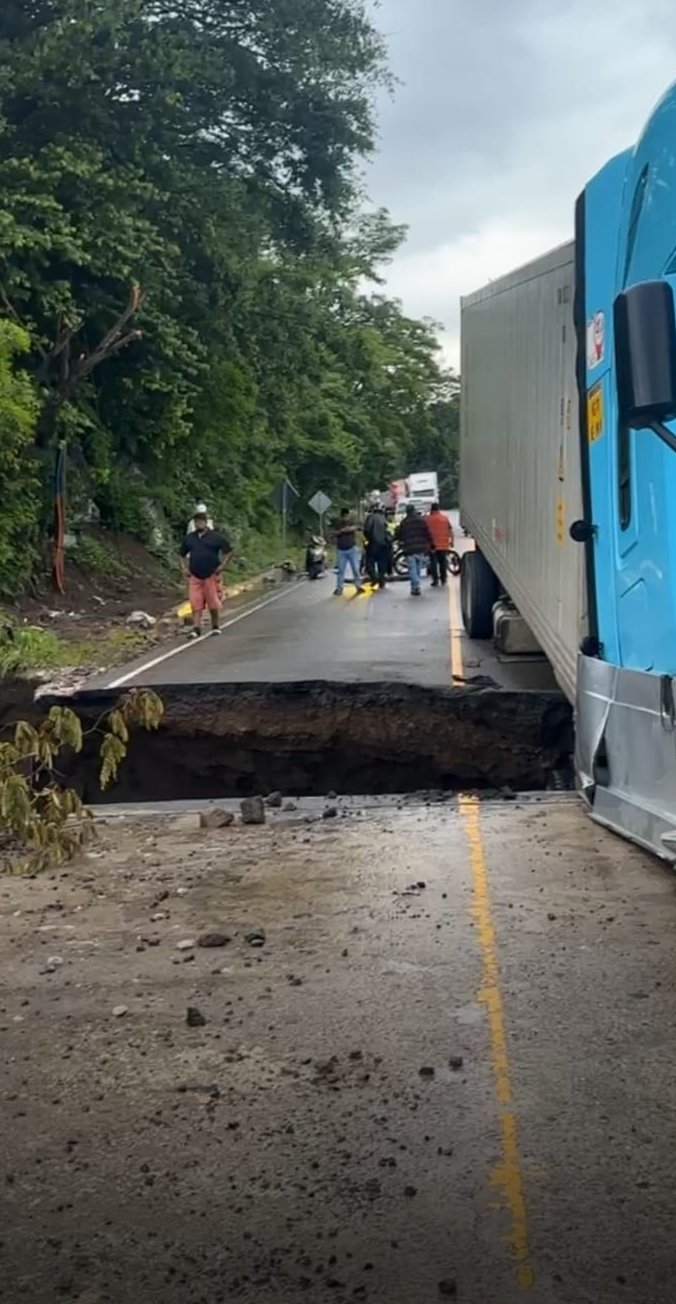 Un puente en Jutiapa, rumbo a la frontera con El Salvador, colapsó por la lluvia de las últimas horas. (Foto Prensa Libre: Conred)