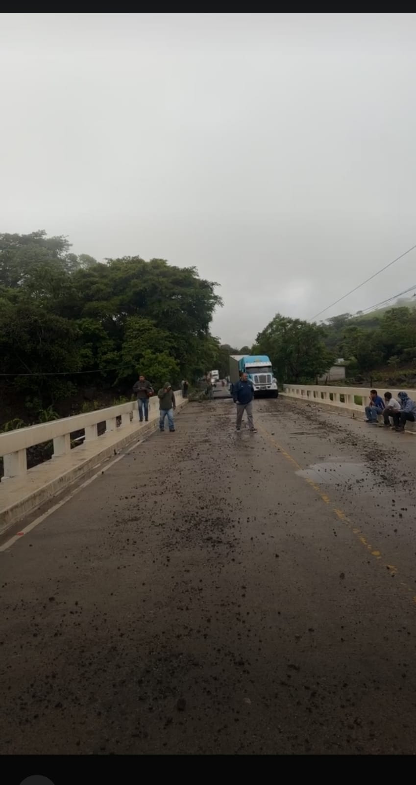 Puente El Colorado, en Jutiapa, queda inhabilitado por un socavamiento en el kilómetro 128 de la ruta a El Salvador. (Foto Prensa Libre: Conred)