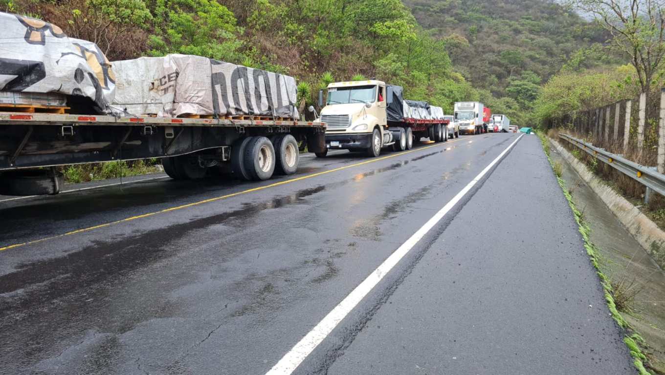 El paso en la Ruta Nacional 14 es afectado por árboles caídos a causa de la lluvia y viento de las últimas horas. (Foto Prensa Libre: Víctor Chamalé)