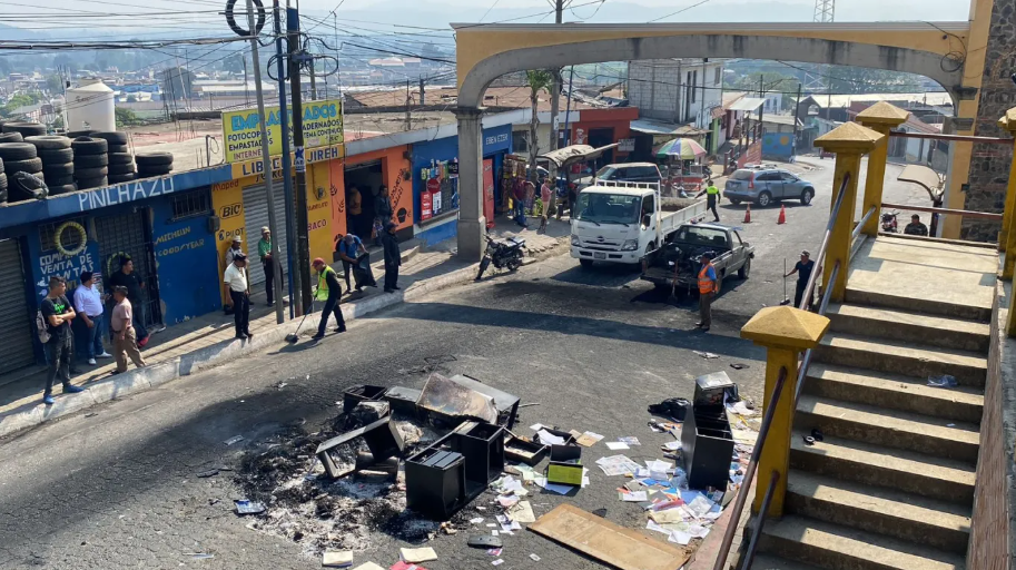 Un incidente en el que agentes de la PNC habrían causado la muerte de dos personas causó disturbios y la quema de la subestación policial en San Andrés Itzapa, Chimaltenango. (Foto HemerotecaPL / Emmy Sánchez)