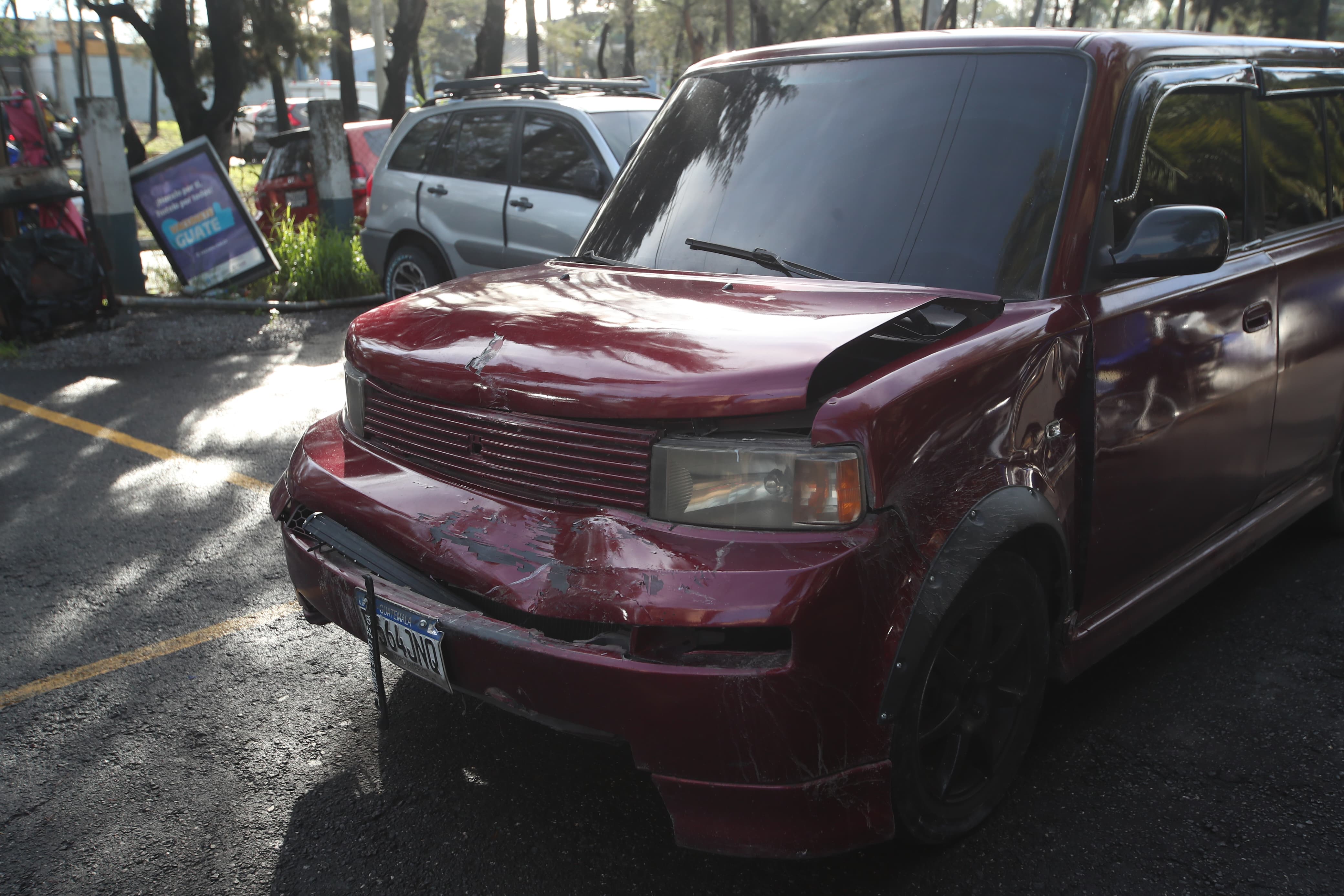 Agentes policiales interceptaron un vehículo en el que viajaban dos presuntos asaltantes en la zona 11 capitalina. (Foto Prensa Libre: B. Bayza)