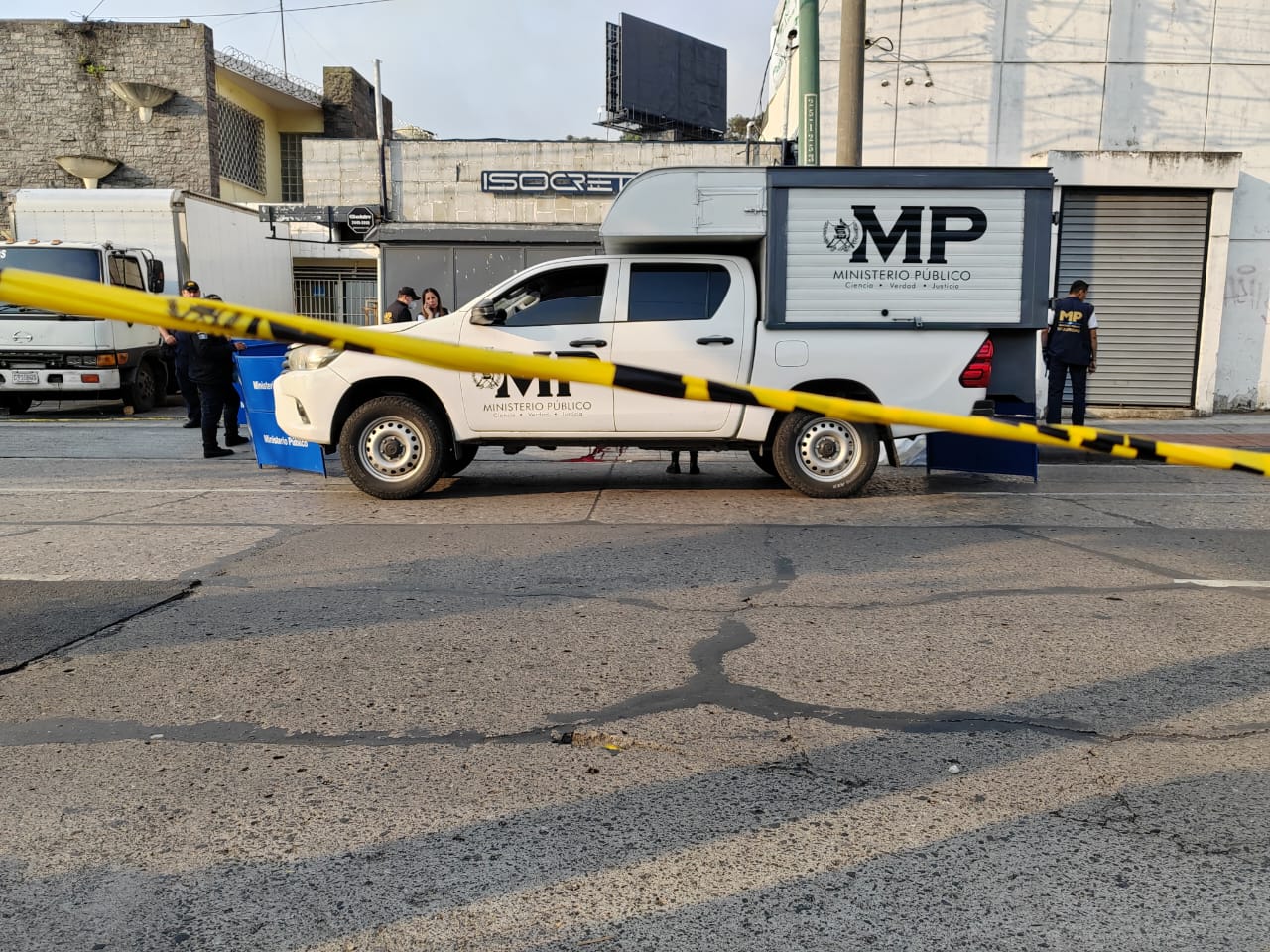 Un guardia de seguridad privada murió a balazos en la zona 9 capitalina. (Foto Prensa Libre: Bomberos Voluntarios)