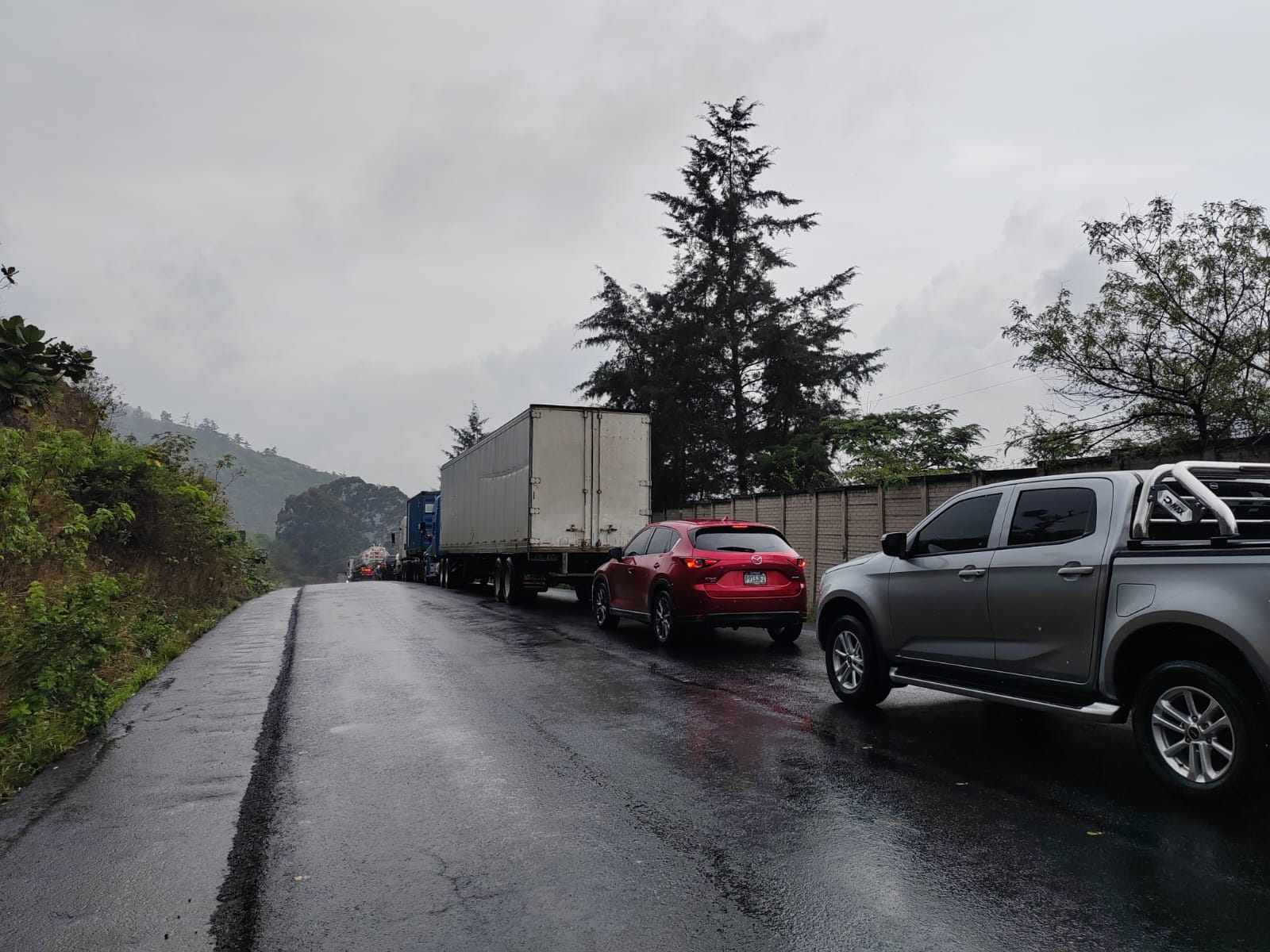 La Ruta Nacional 14 es una de las vías alternas hacia el Sur del país. El tránsito ha impactado municipios de Chimaltenango y Sacatepéquez. Circula todo tipo de vehículos. (Foto Prensa Libre: Óscar Vásquez).