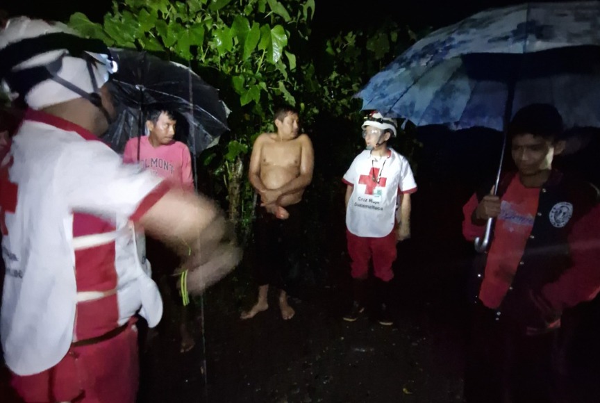La Cruz Roja Guatemalteca brinda recomendaciones a las familias y evalúa la situación en el caserío La Independencia, Ayutla, San Marcos, ante las inundaciones que se registran este 15 de junio. (Foto Prensa Libre: Cruz Roja Guatemalteca).