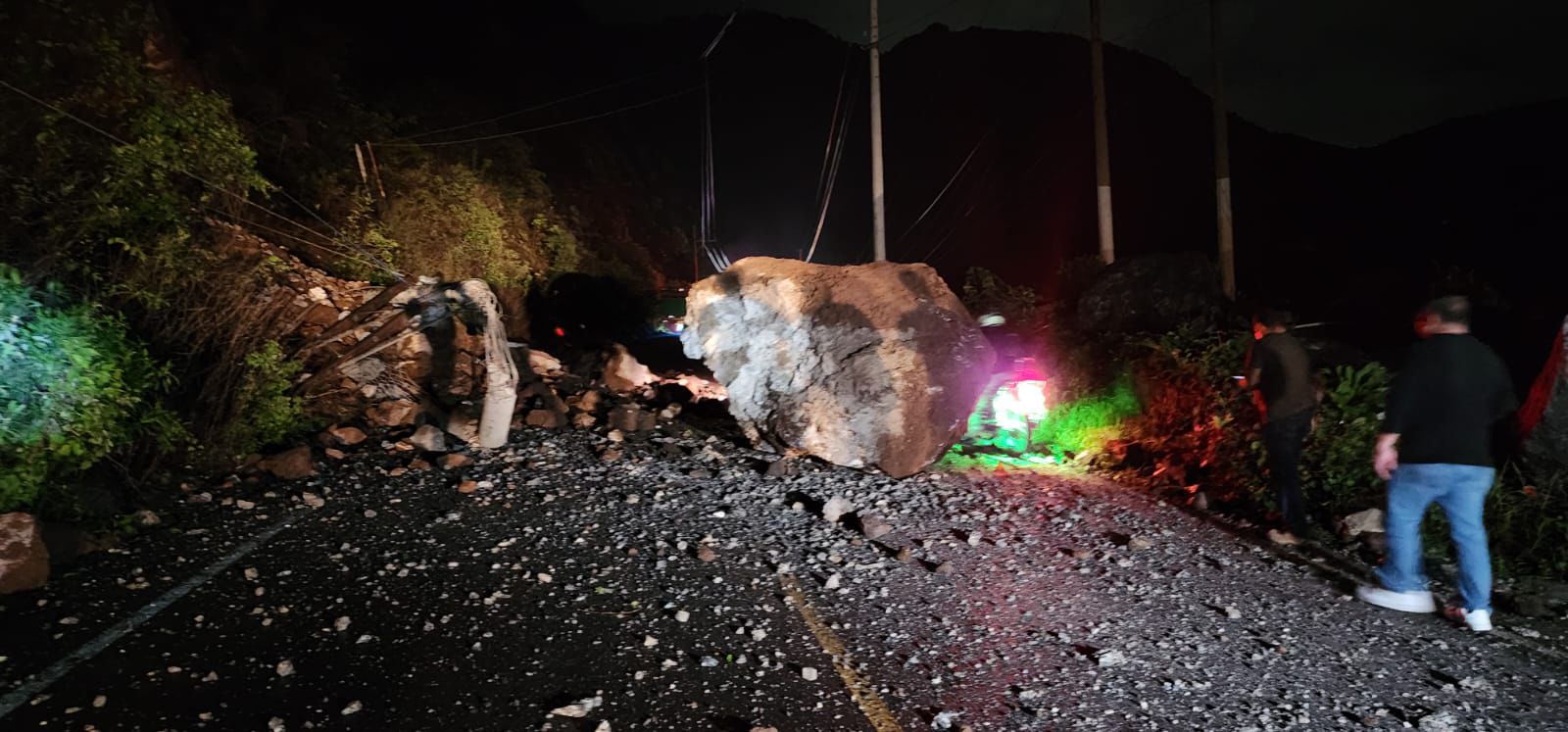 La gobernación de Quetzaltenango confirma que un derrumbe de grandes proporciones bloquea por completo el paso en el kilómetro 210 de la ruta Cito-Zarco. Las autoridades trabajan para liberar el paso. (Foto Prensa Libre: Gobernación de Quetzaltenango). 