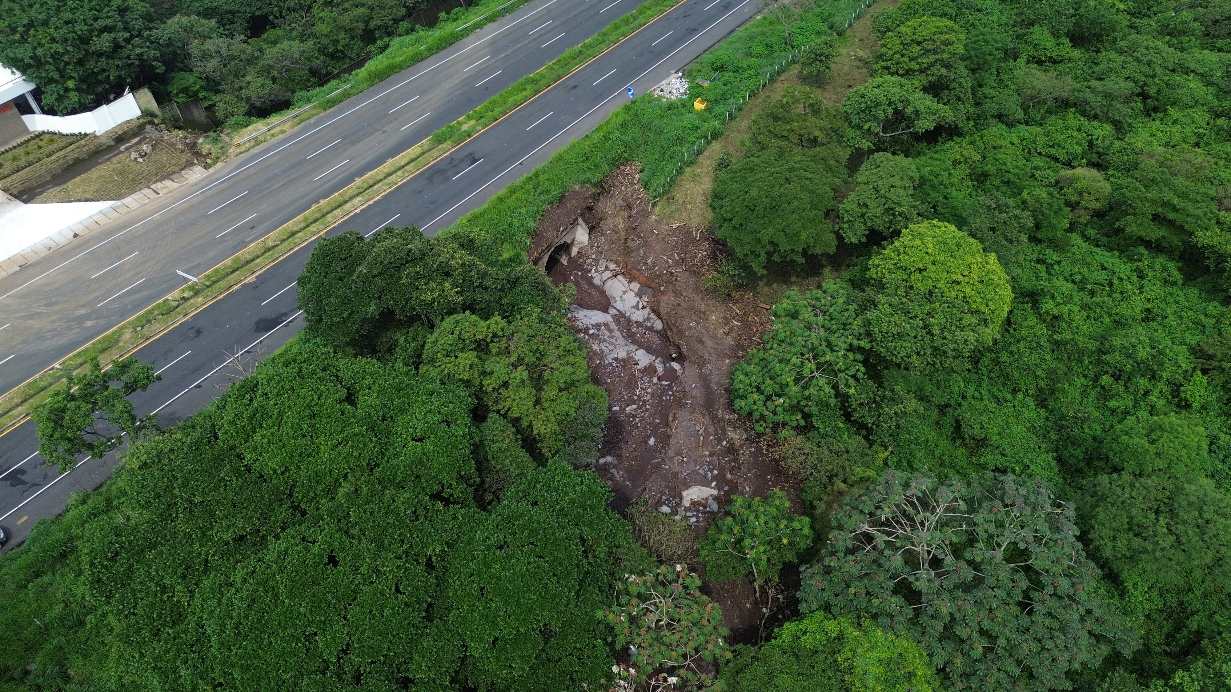 Toma de dron en la que muestra el daño en la tubería transversal en el Km 42 de la Autopista Palín - Escuintla  (Foto Prensa Libre: Oscar Vásquez Mijangos)
