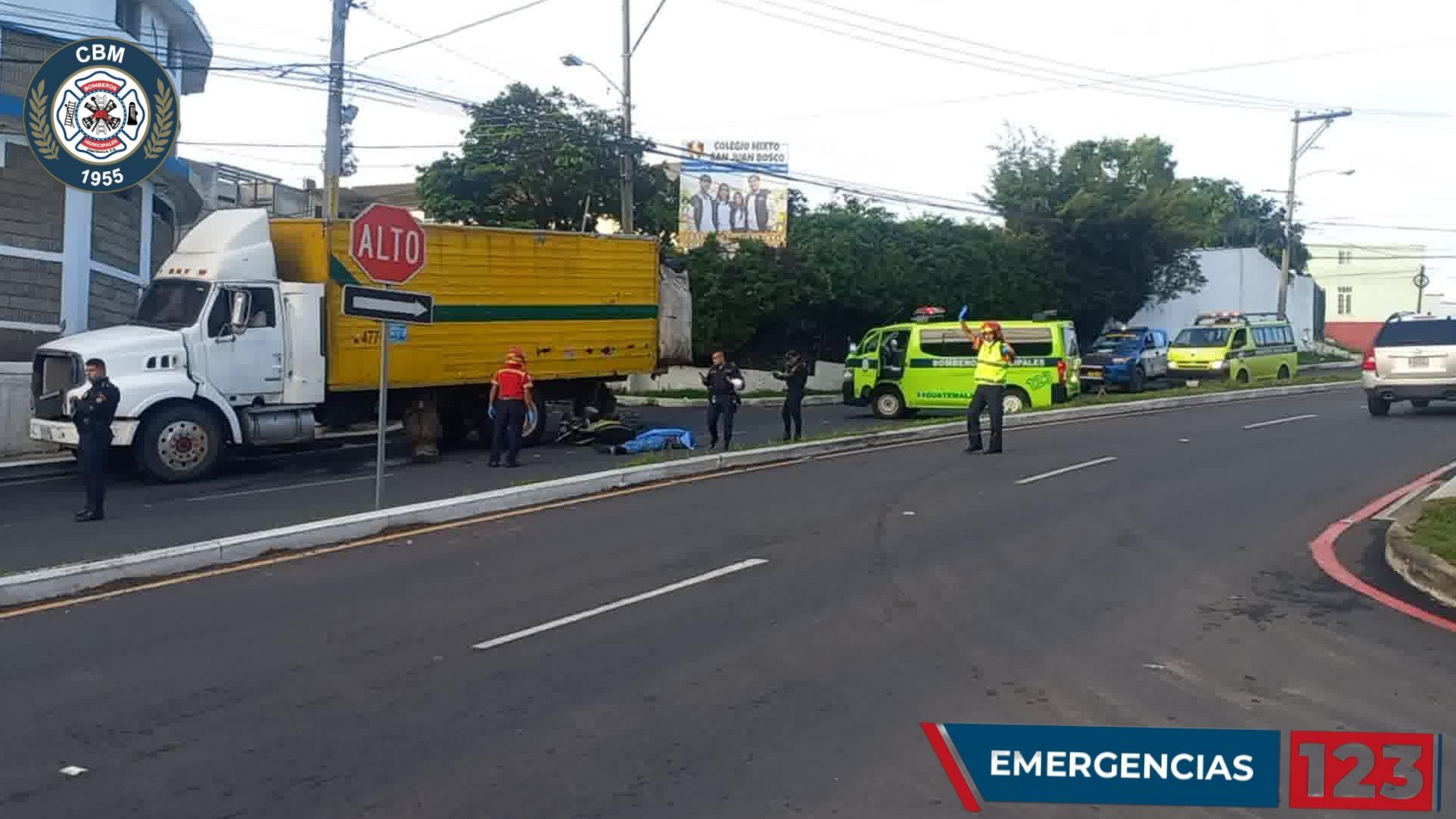 Un motorista murió en un accidente en la zona 4 de Mixco. (Foto Prensa Libre: Bomberos Municipales)