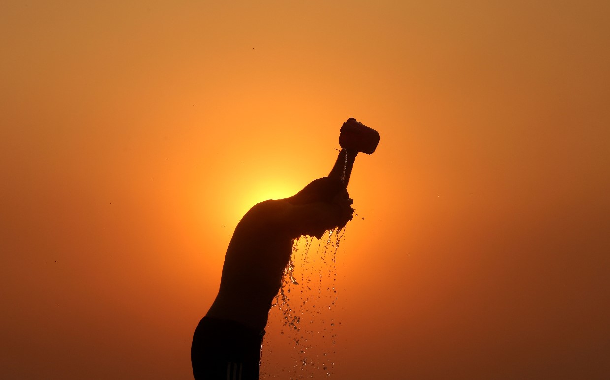 Un trabajador se refresca en Jammu, India, uno de los países más afectado por los golpes de calor. (Foto Prensa Libre: AFP)