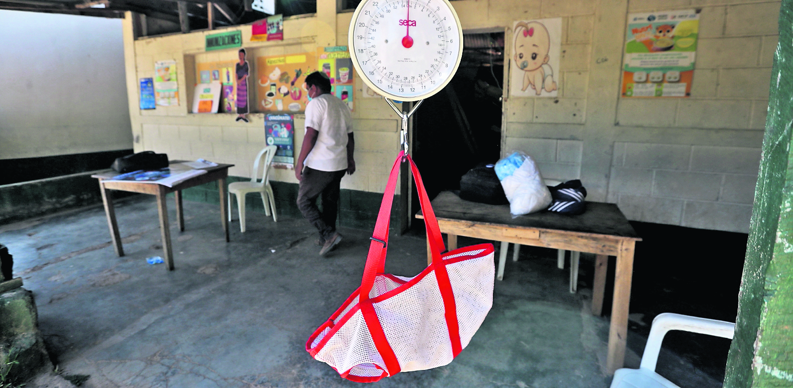 Enfermeros del Centro de Salud de Panzós Alta Verapaz preparan la pesa para poder pesar a los niños que padecen de desnutrición.


Fotografía Erick Avila:                   13/10/2021