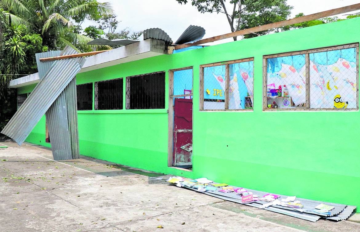 La fuerte lluvia acompañada de vientos registrados la tarde y noche del ultimo lunes, dejo daños en dos escuelas del departamento de Suchitepéquez.