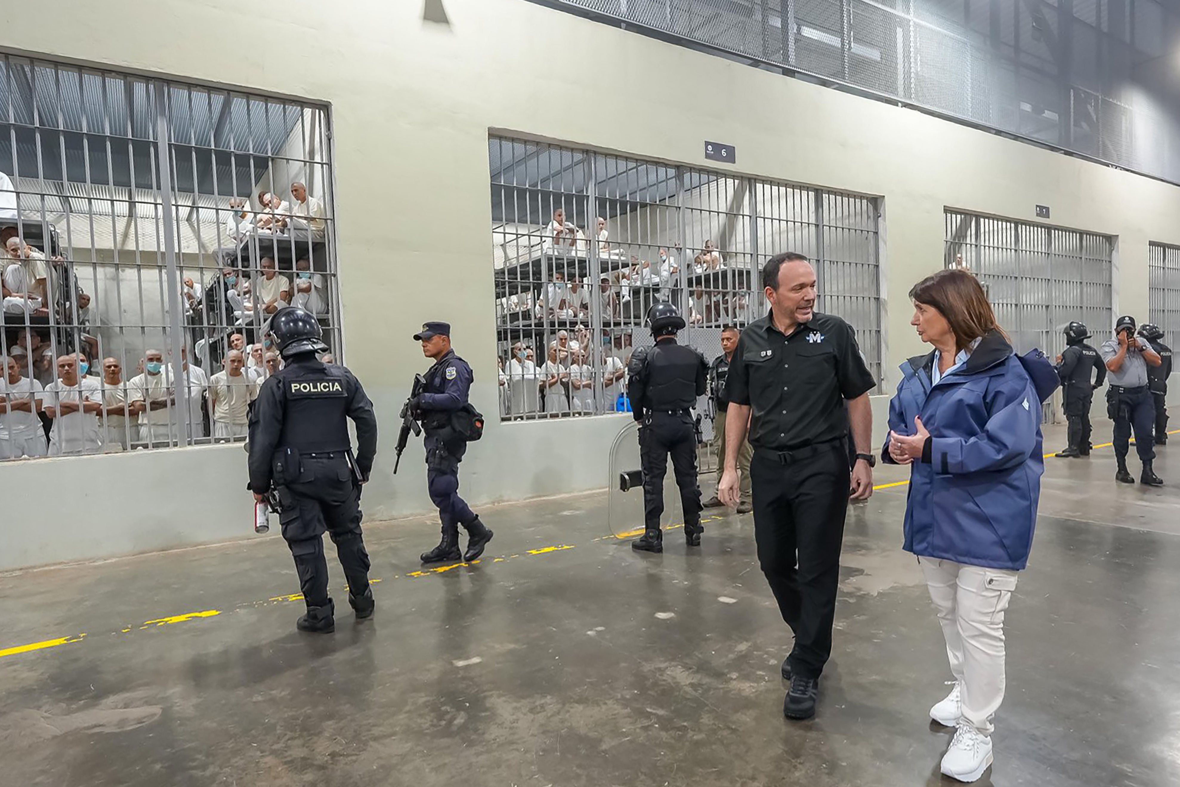 La ministra argentina Bullrich visita la megacárcel para pandilleros en El Salvador