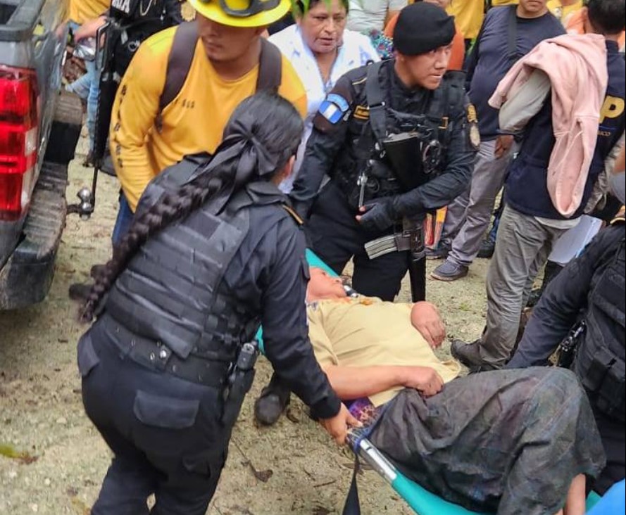 Autoridades, brigadistas y voluntarios trasladan a Carmelina Sam Colop a un centro asistencial tras su rescate. (Foto Prensa Libre: Ministerio de Cultura y Deportes). 