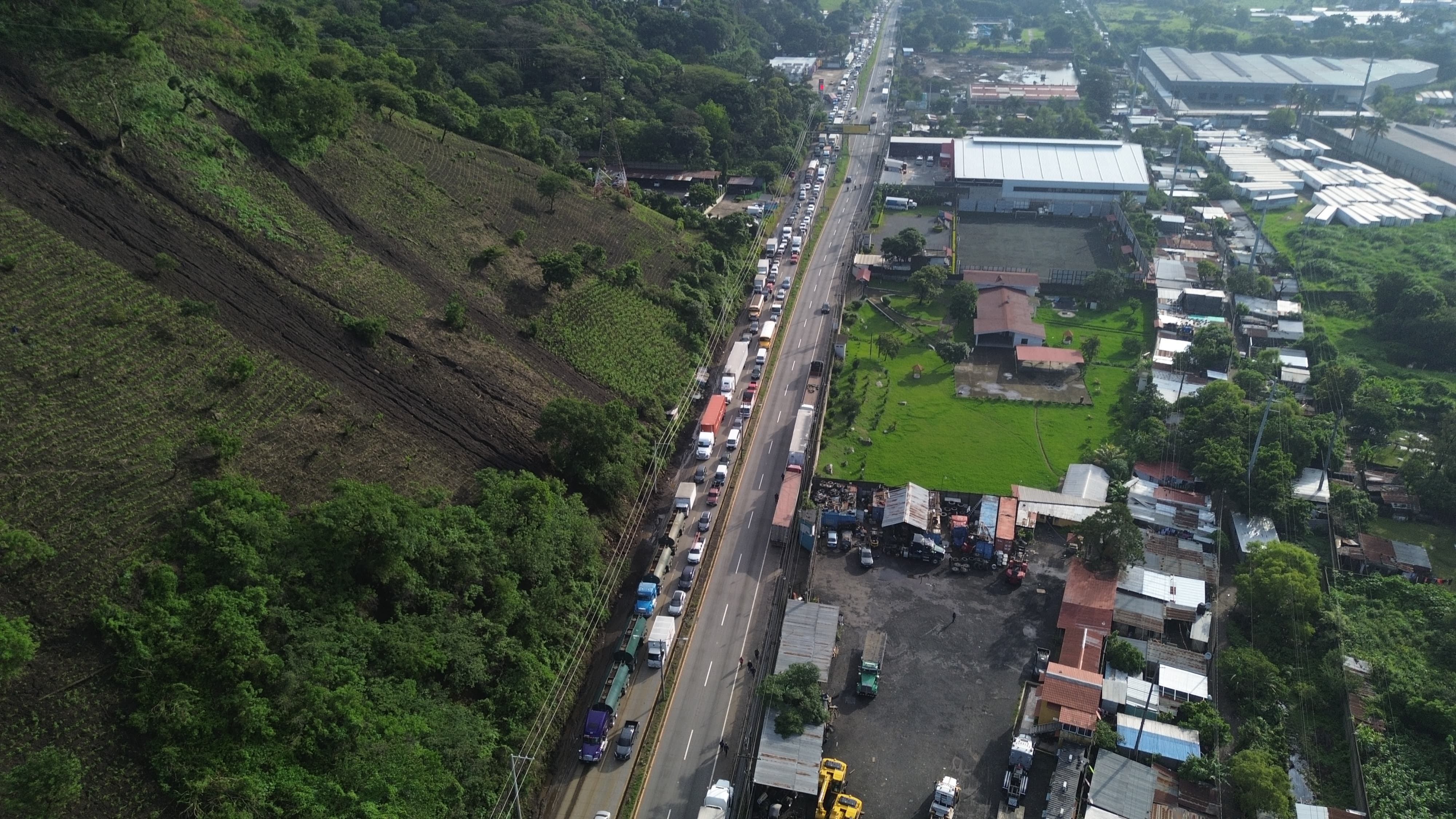 Con la habilitación de pasos alternos, las autoridades de Palín esperar minimizar el impacto provocado por el socavón en el km 44 de la autopista – Palín – Escuintla. (Foto Prensa Libre: ) 