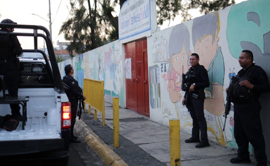 Agentes resguardan un centro de votación en Michoacán, uno de los estados más violentos de México. (Foto Prensa Libre: AFP)