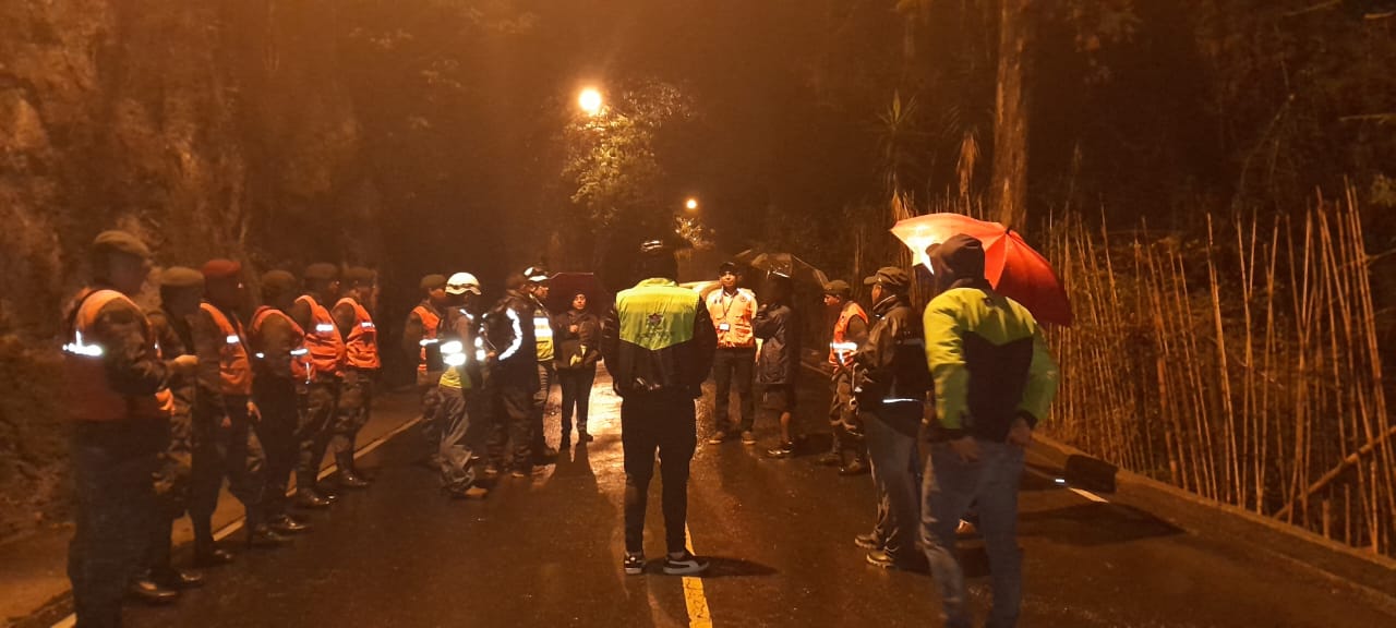 La Conred efectúa inspecciones en Santa Rosita, zona 16 capitalina, por un hundimiento causado por la lluvia. (Foto Prensa Libre: Conred)