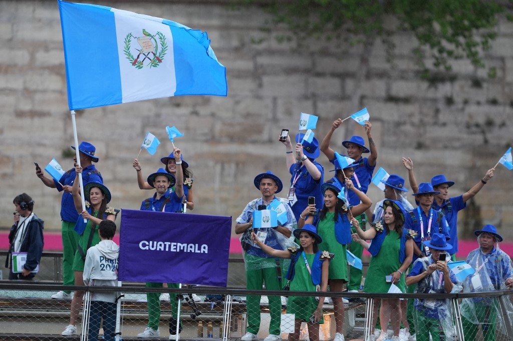 Atletas de Guatemala a su paso por el Río Sena.