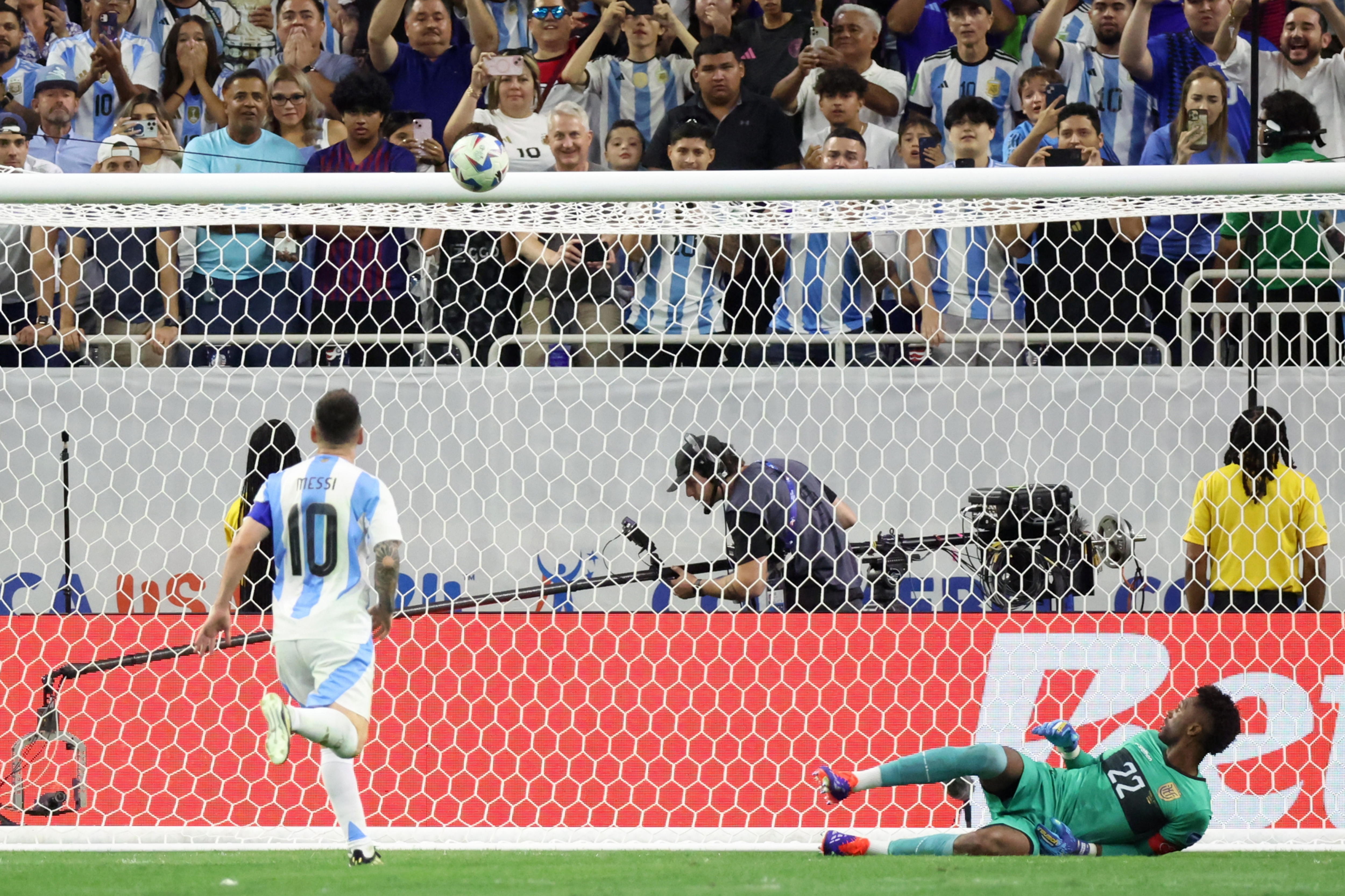 Lionel Messi viendo como su penal fallido en los cuartos de final ante Ecuador.'