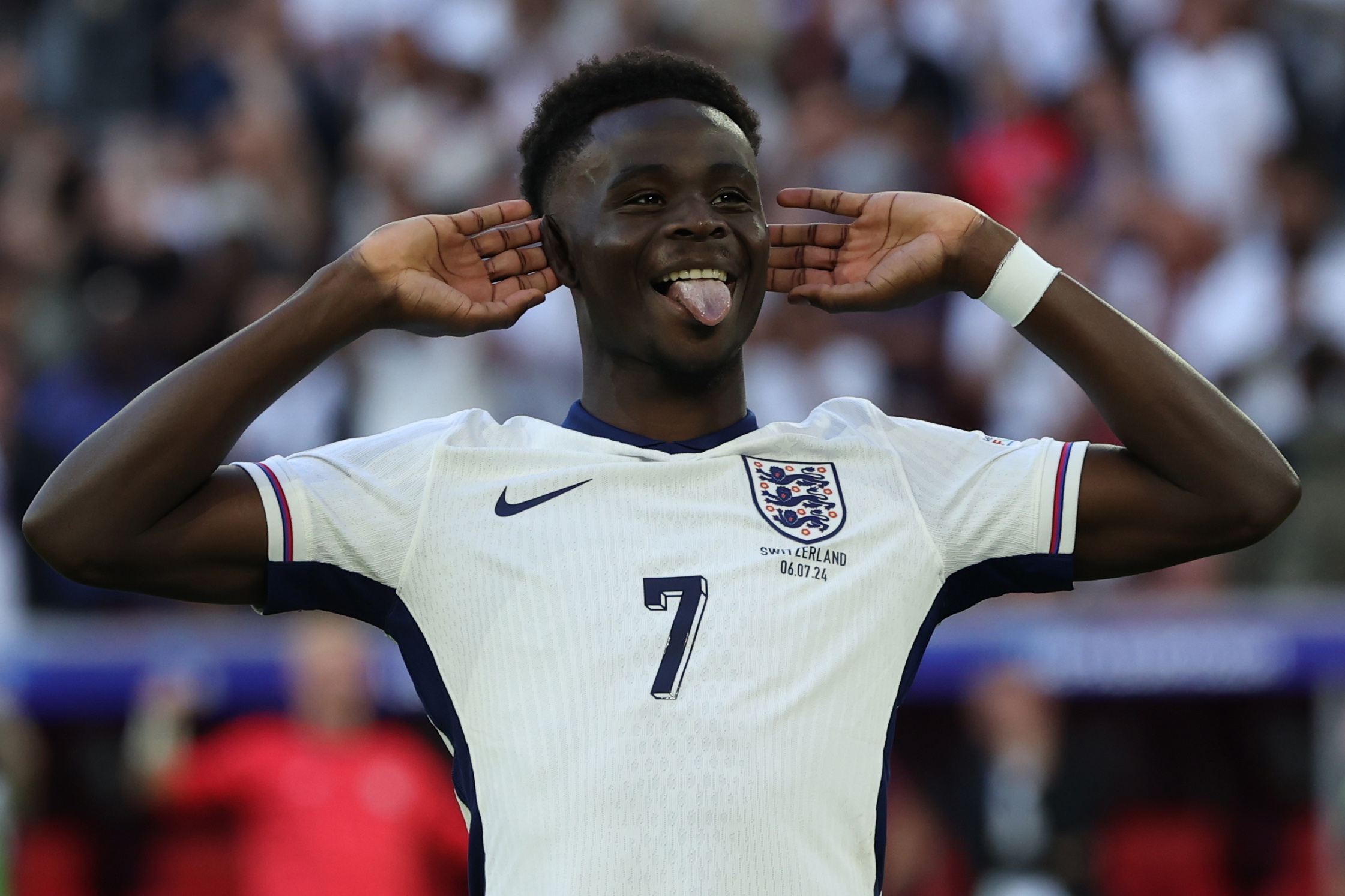 Bukayo Saka celebrando el penal cobrado en la tanda.