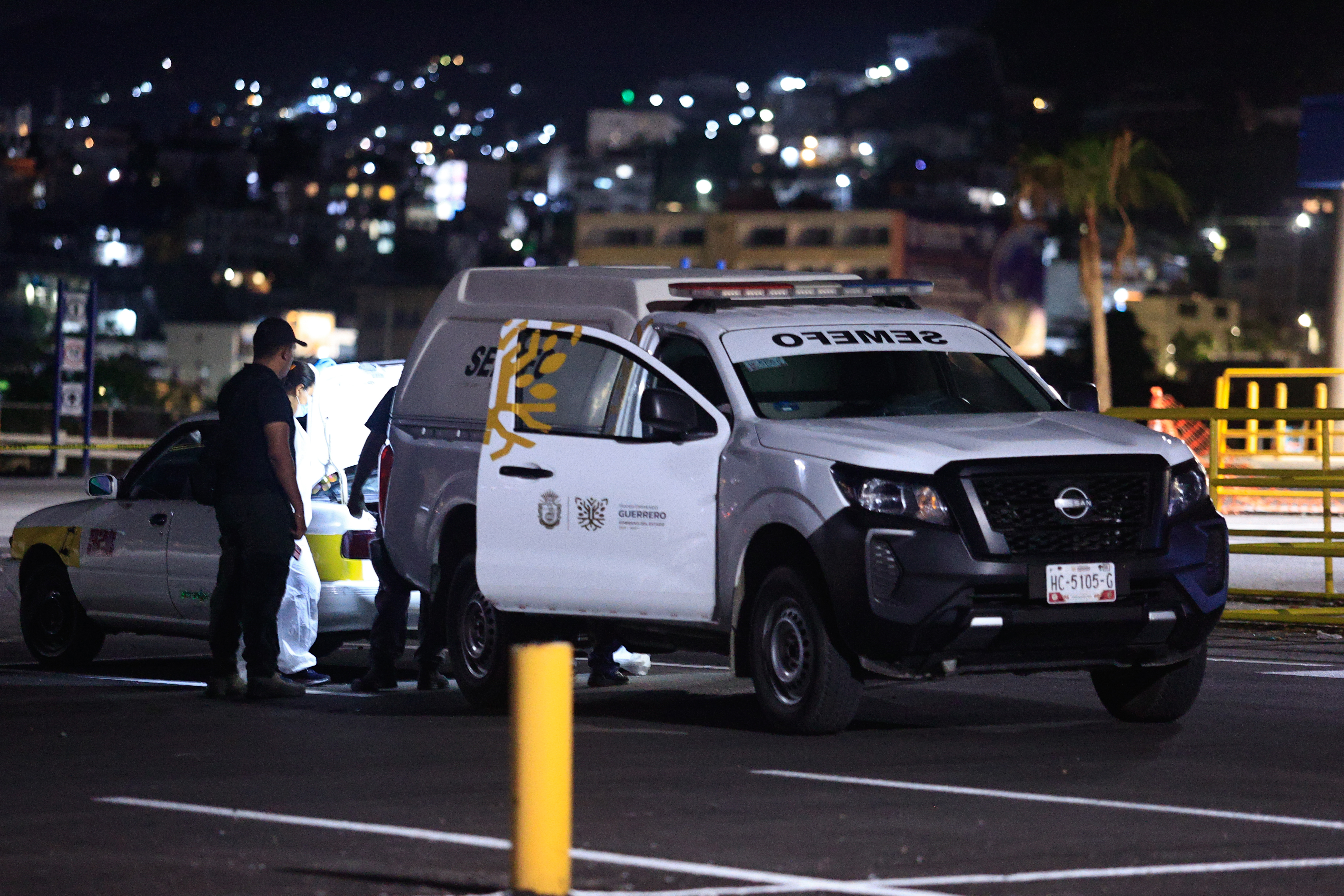 En Acapulco, Guerrero (México) fueron encontrados los cuerpos desmembrados de dos hombres y una mujer enfrente de un supermercado  en un hecho presuntamente vinculado a un grupo criminal. (Foto Prensa Libre: EFE/ David Guzmán).