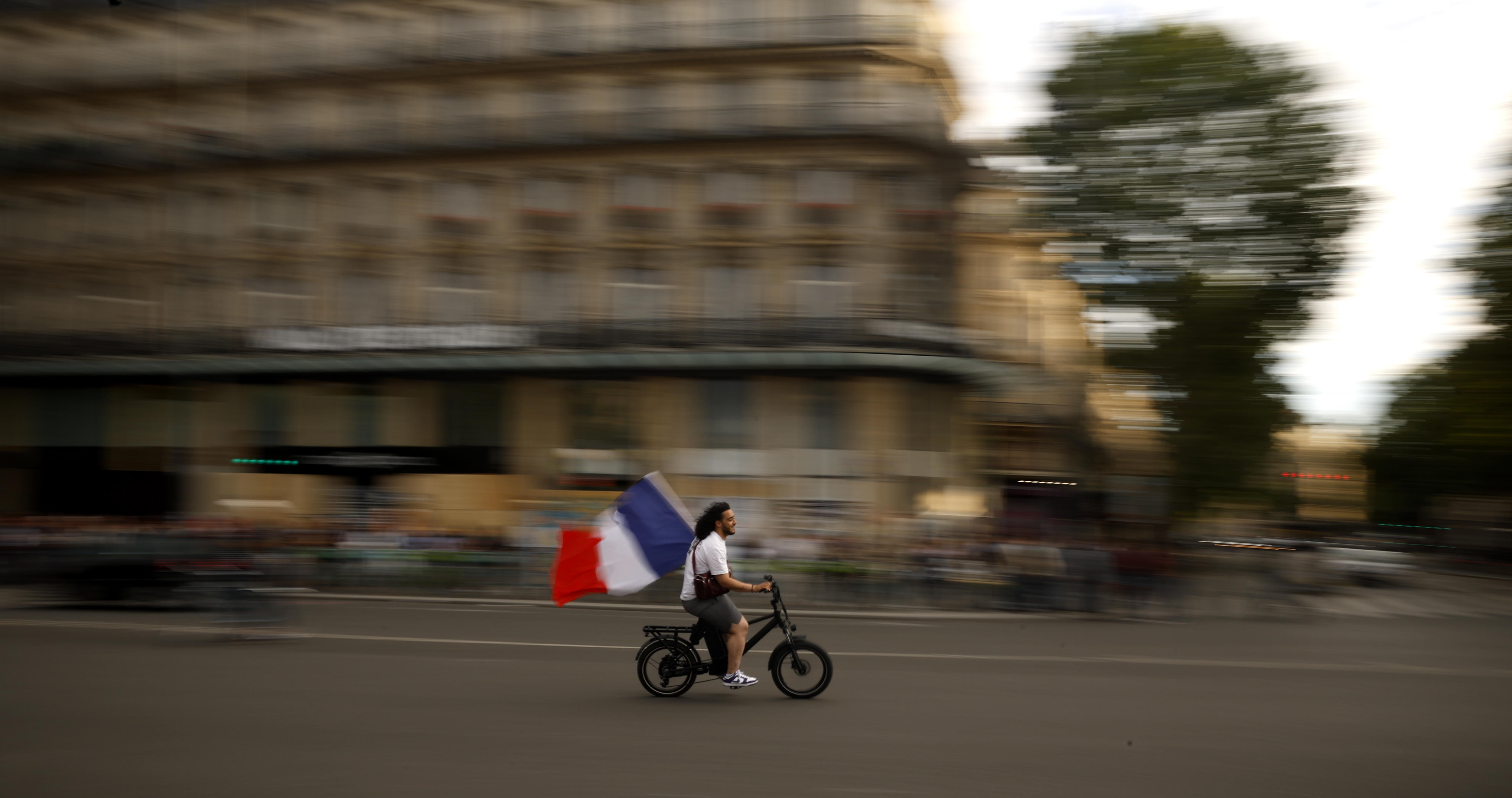 Francia votó este 7 de julio a favor de la segunda vuelta de las elecciones legislativas. (Foto Prensa Libre: EFE/EPA/YOAN VALAT)