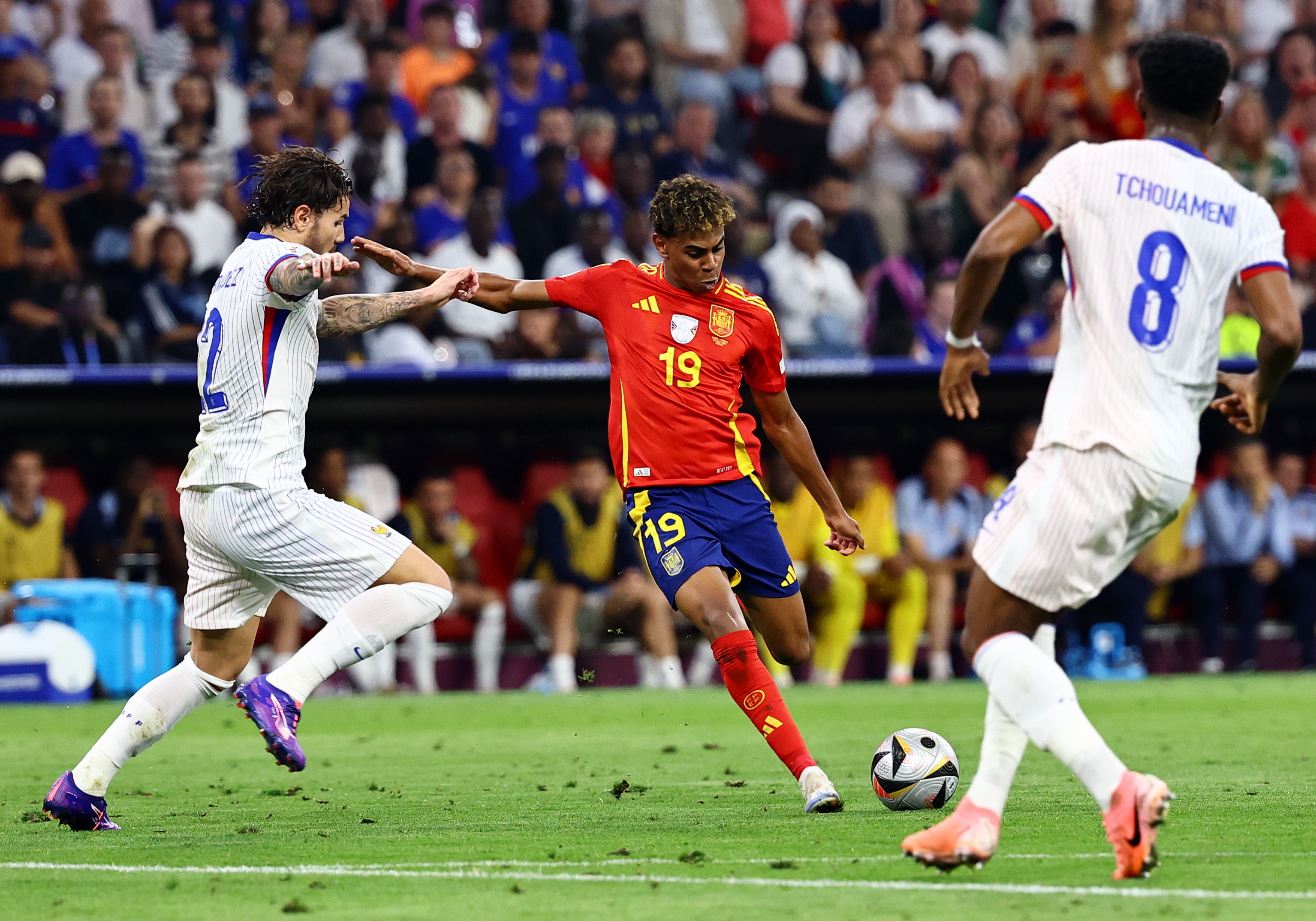 Lamine Yamal al momento de anotar un gol con España, contra Francia en la Eurocopa 2024.