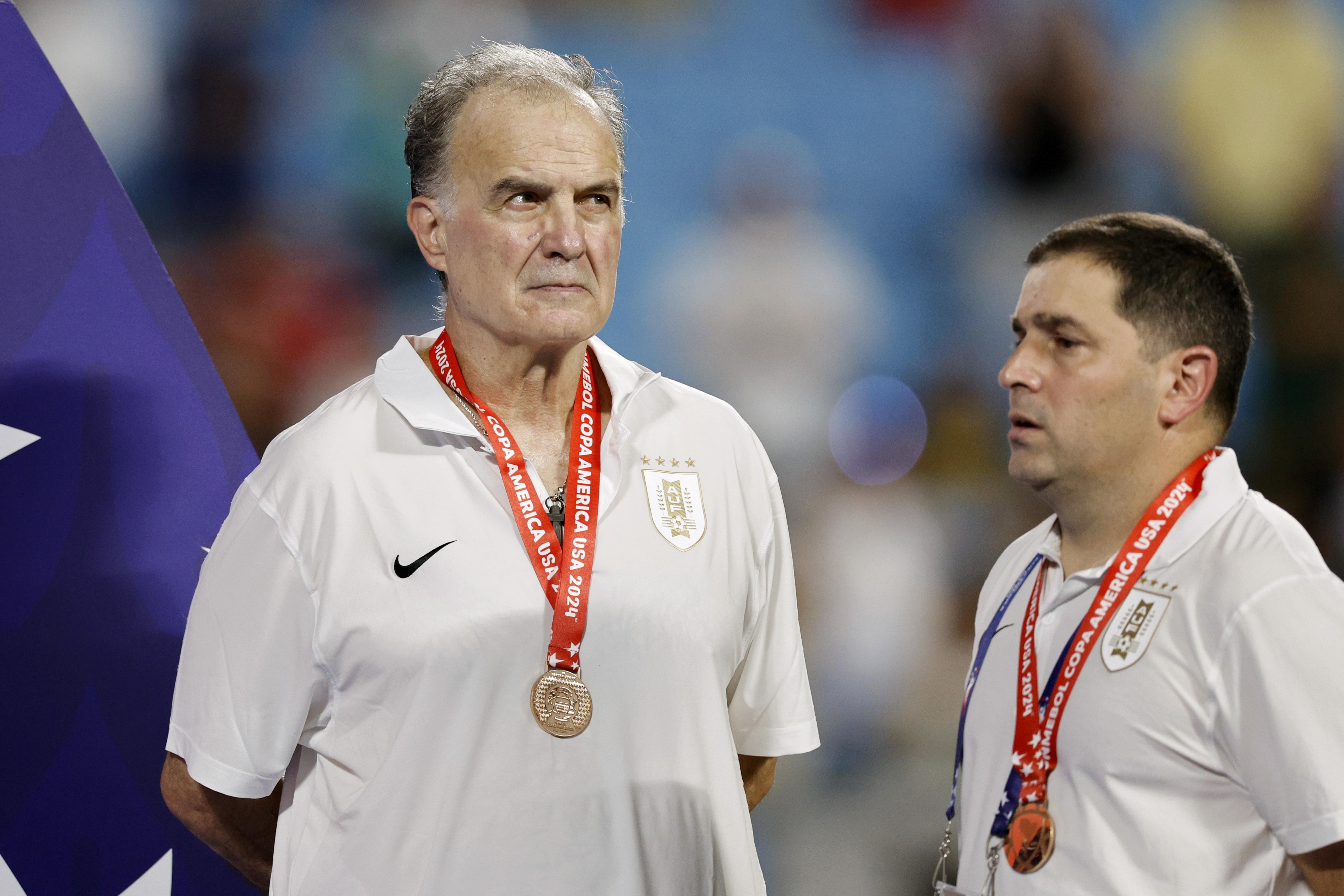 Marcelo Bielsa portando la medalla de bronce obtenida en la Copa América 2024.