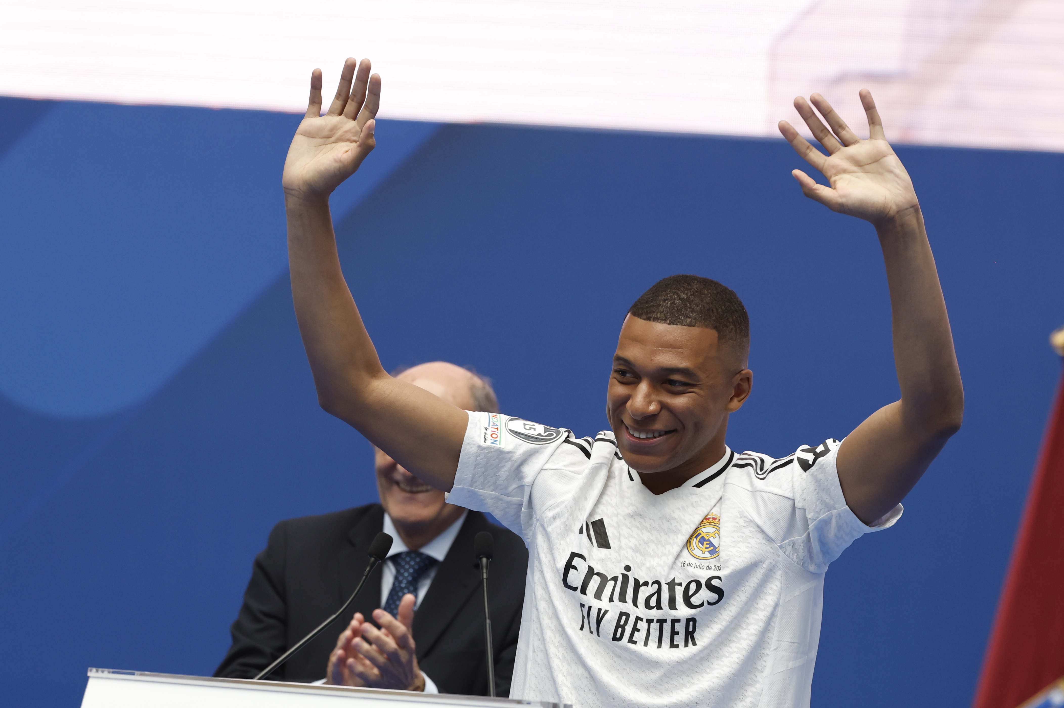 Kylian Mbappé durante su presentación con el Real Madrid en el Santiago Bernabéu.