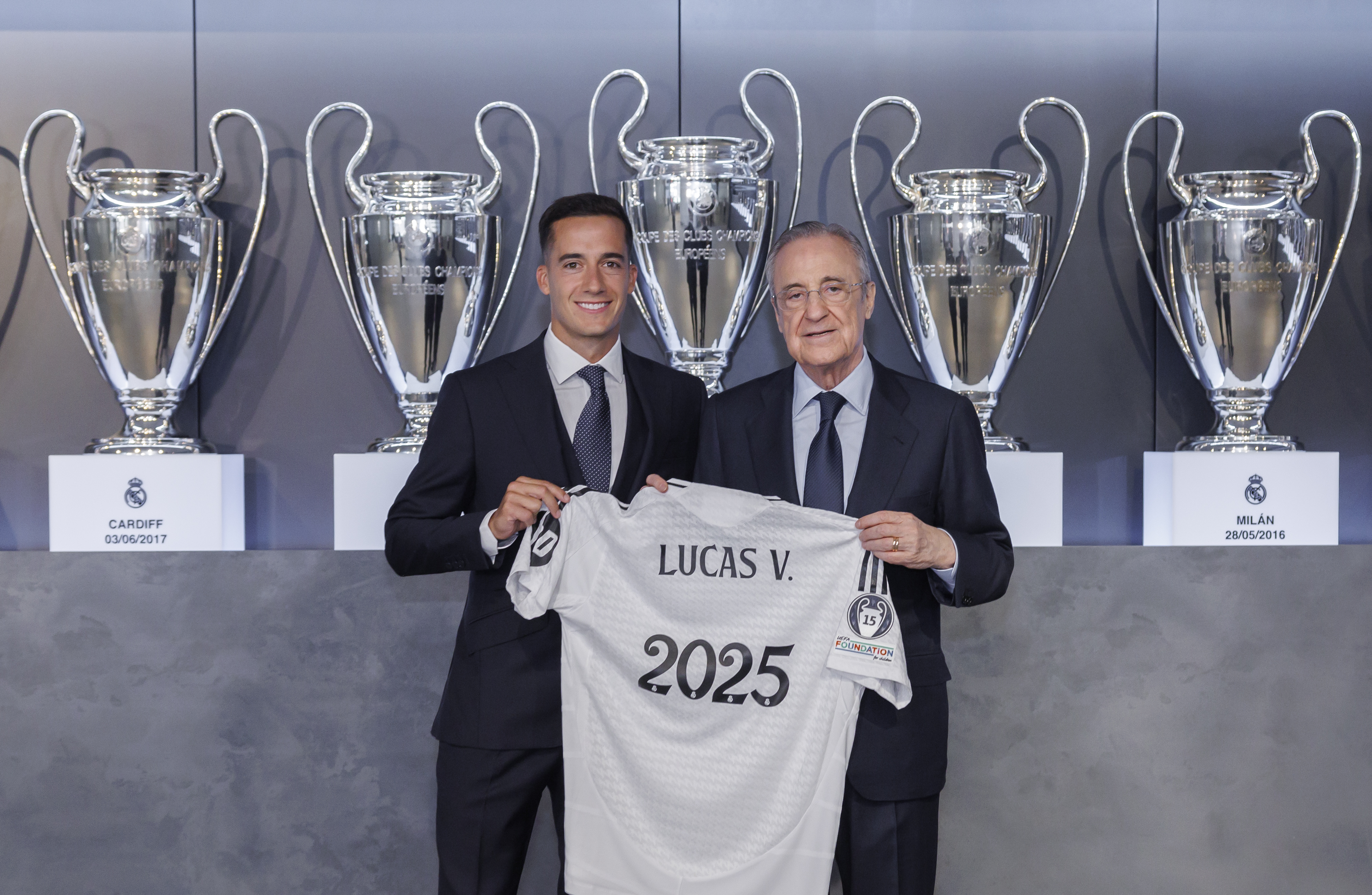 El presidente del Real Madrid Florentino Pérez junto al jugador Lucas Vázquez tras hacer oficial la renovación de Vázquez hasta el 30 de junio de 2025.