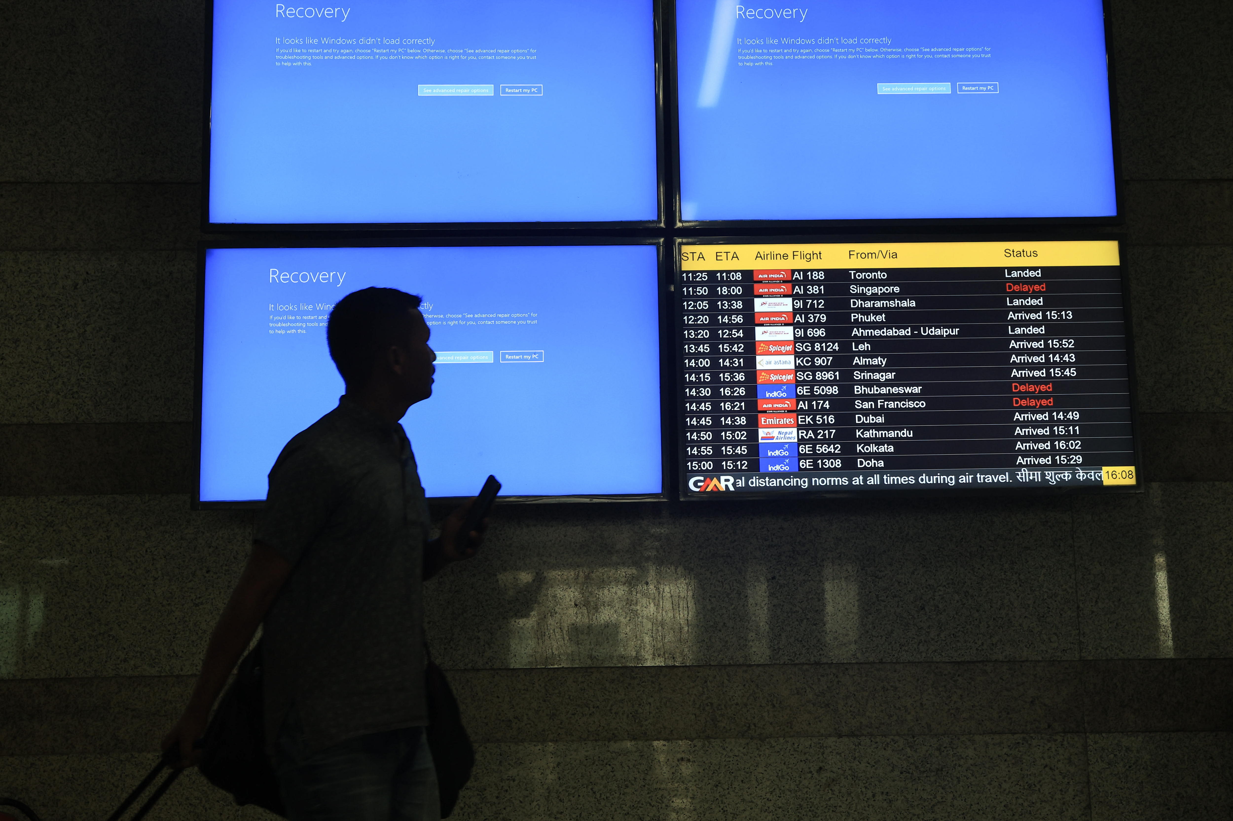 Empresas e instituciones de todo el mundo se vieron afectadas el 19 de julio por una importante interrupción informática. (Foto Prensa Libre: EFE/EPA/RAJAT GUPTA).