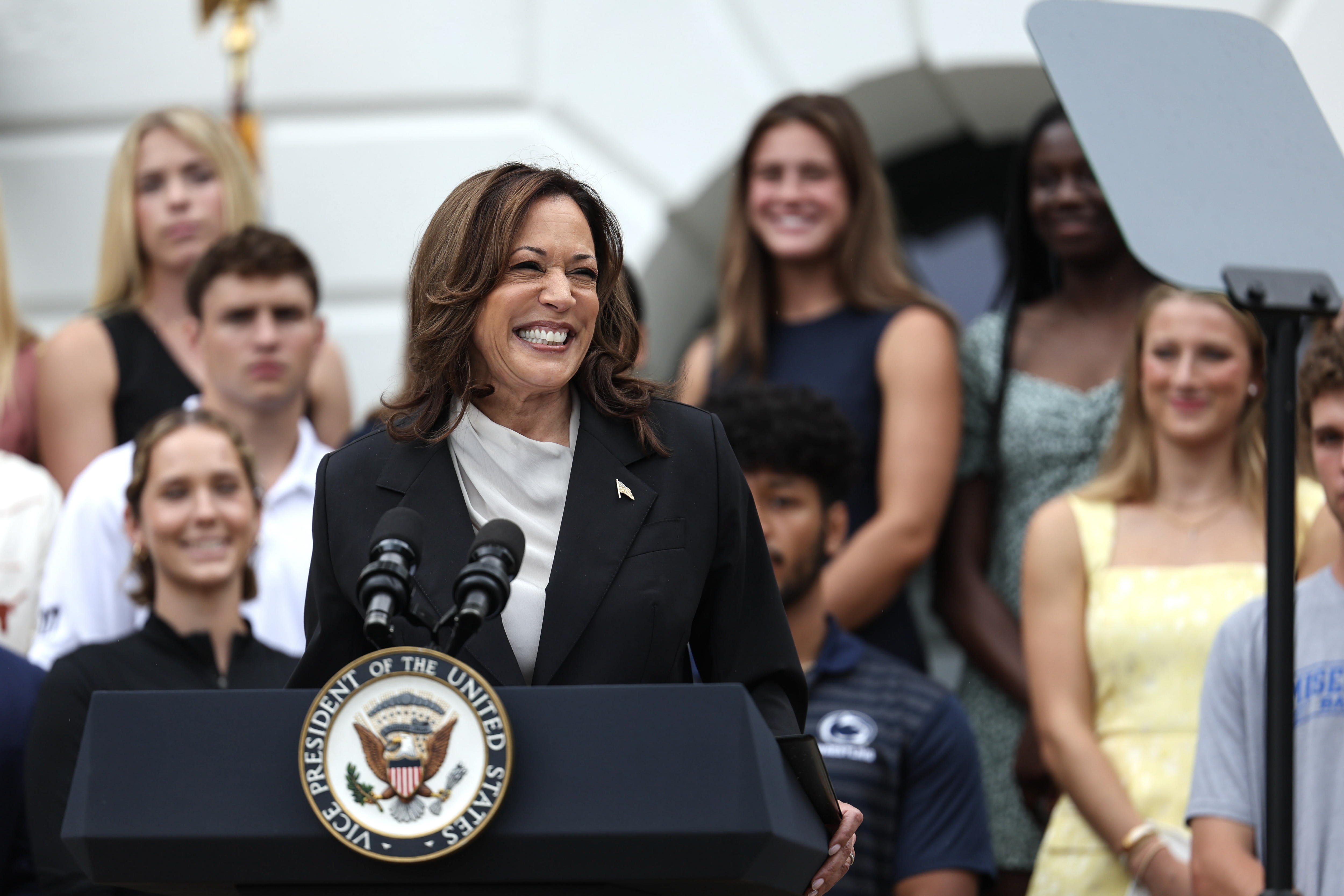 La campaña electoral de la vicepresidenta y aspirante a candidata demócrata, Kamala Harris, será acompañada de un tema de Beyoncé, según la prensa estadounidense. (Foto Prensa Libre: EFE/EPA/TING SHEN / POOL). 