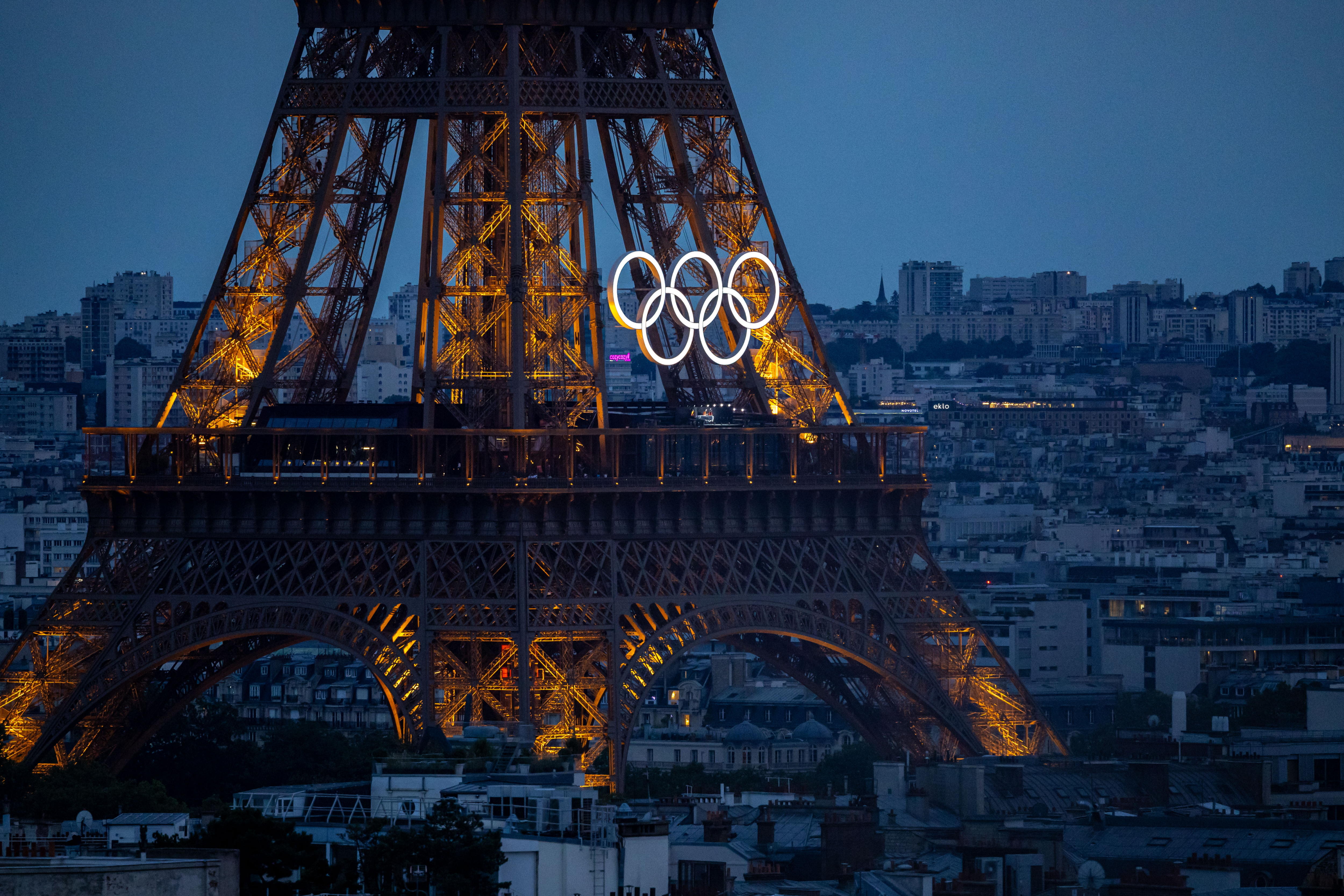 La Torre Eiffel se ilumina en la ceremonia de inauguración de los Juegos Olímpicos de París 2024.
