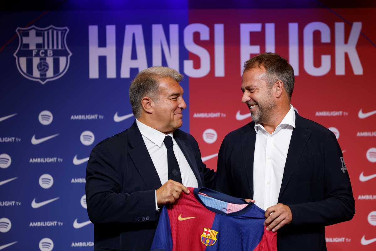 Joan Laporta (izquierda) posando junto a Hans Flick (derecha) con la camiseta del Barcelona.