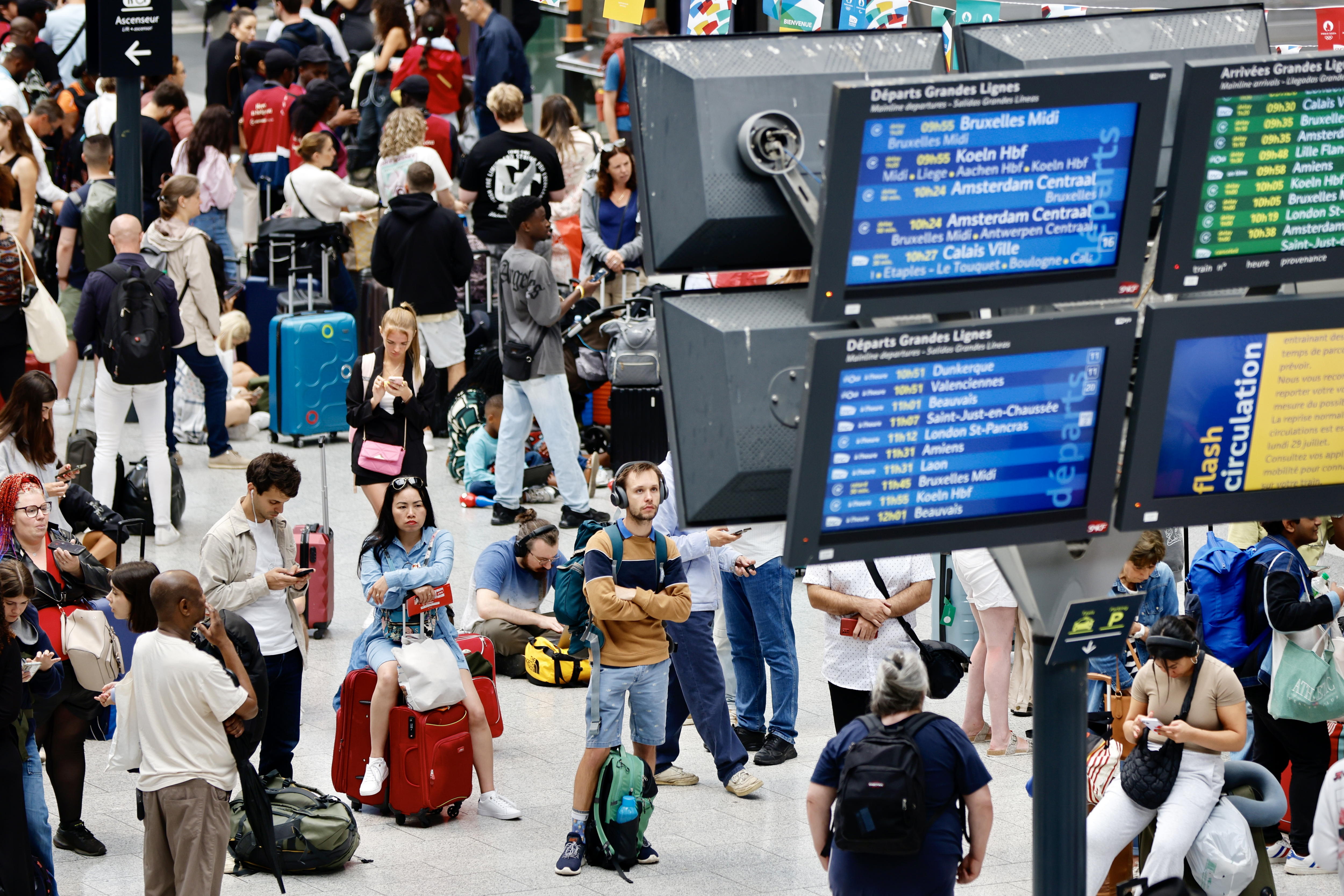 Francia sufrió este viernes un ataque organizado contra la red de trenes de alta velocidad en torno a París, que ha creado graves problemas en el tráfico y que tiene lugar el día de la ceremonia de inauguración de los Juegos Olímpicos. Usuarios esperan en la estación de Gare du Nord en París. (Foto Prensa Libre: EFE/ Ritchie B. Tongo).