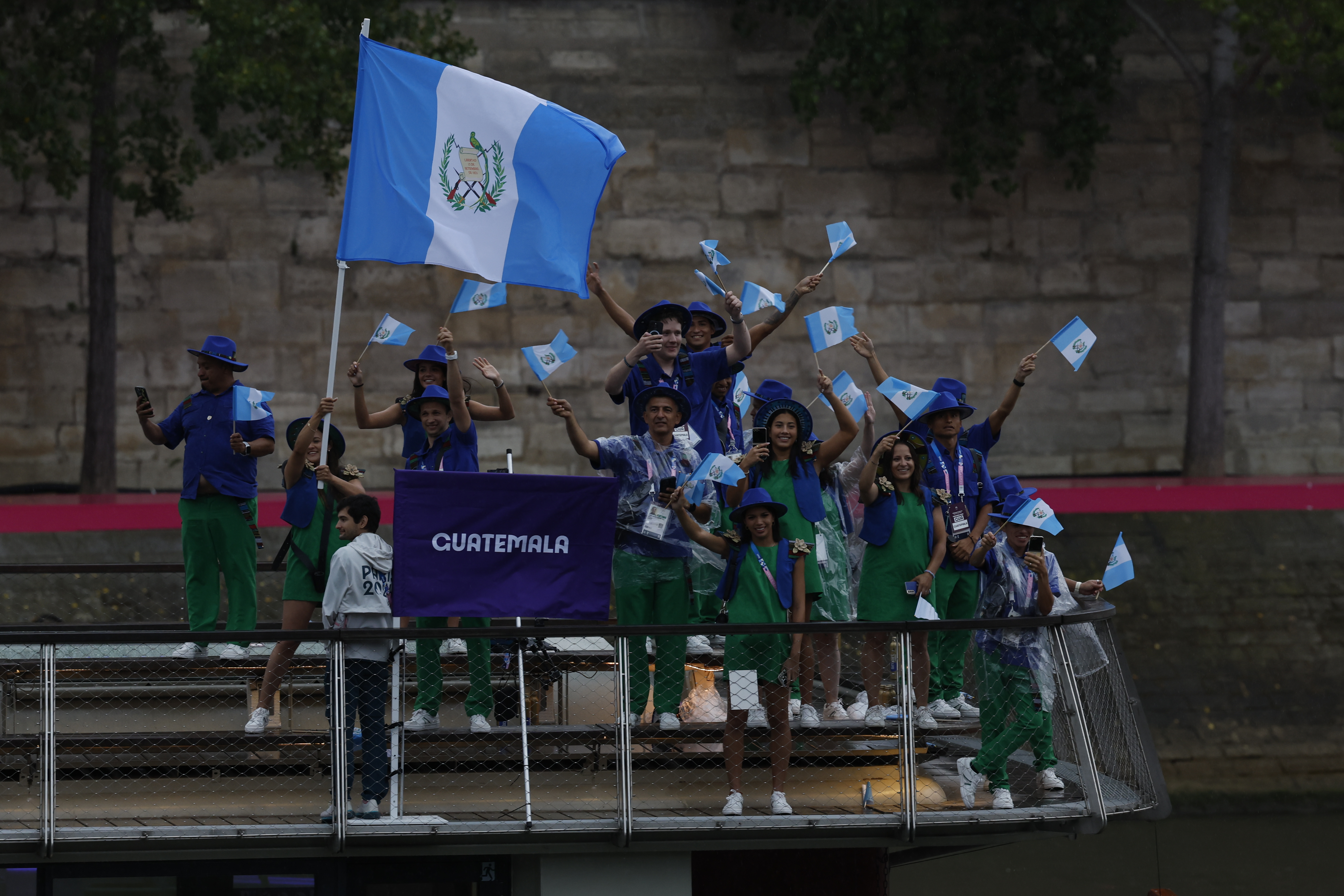La delegación de Guatemala desfila por el río Sena, durante la ceremonia de inauguración de los Juegos Olímpicos de París 2024.