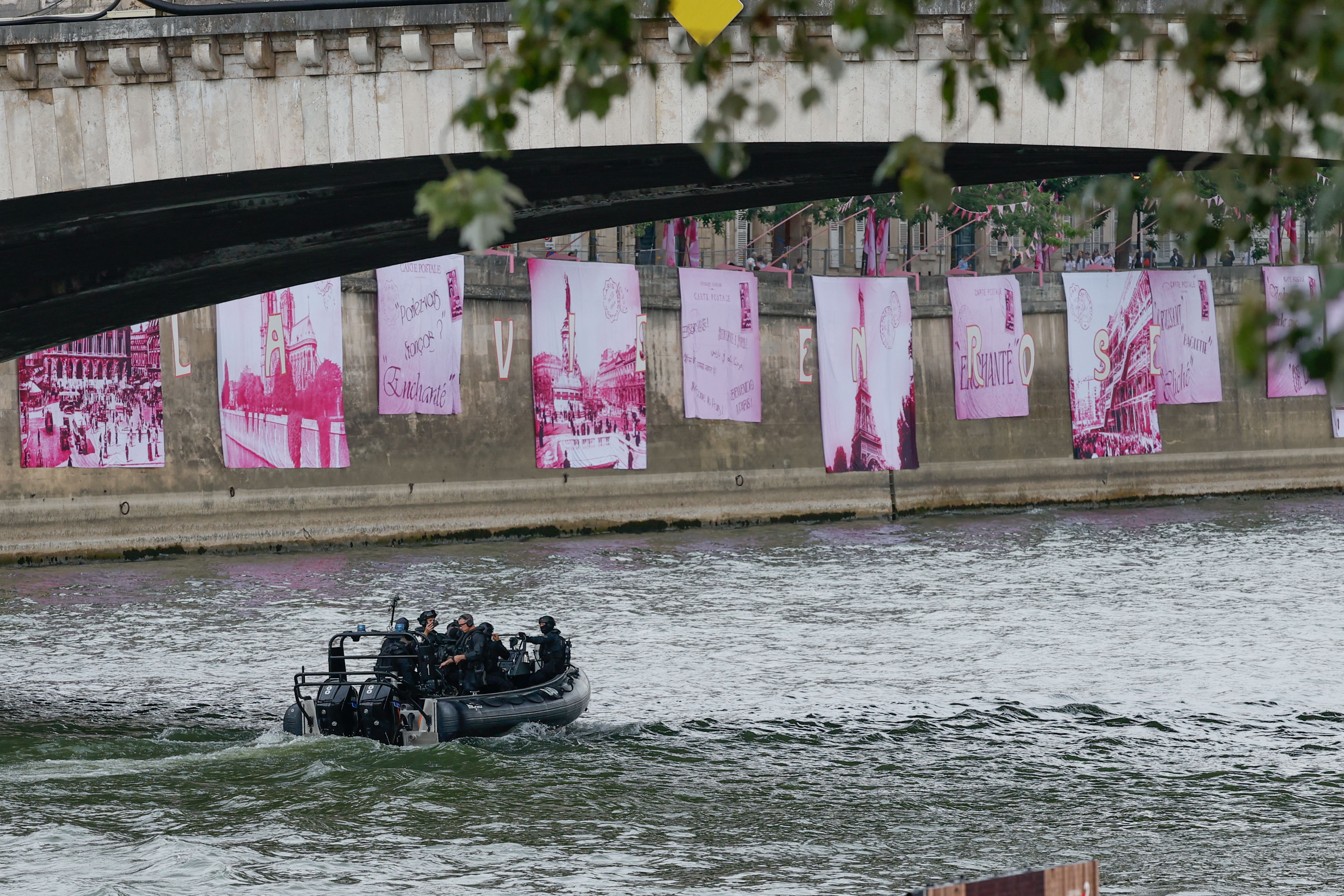 Fuerzas de seguridad patrullan a lo largo del río Sena antes del inicio de la ceremonia de inauguración de los Juegos Olímpicos de París 2024. (Foto Prensa Libre: EFE)