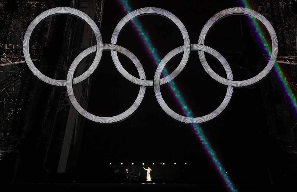 La artista canadiense Celine Dion actúa en la Torre Eiffel durante la ceremonia inaugural de los Juegos Olímpicos de París 2024, en París, Francia, el 26 de julio de 2024.  (Foto Prensa Libre: EFE)