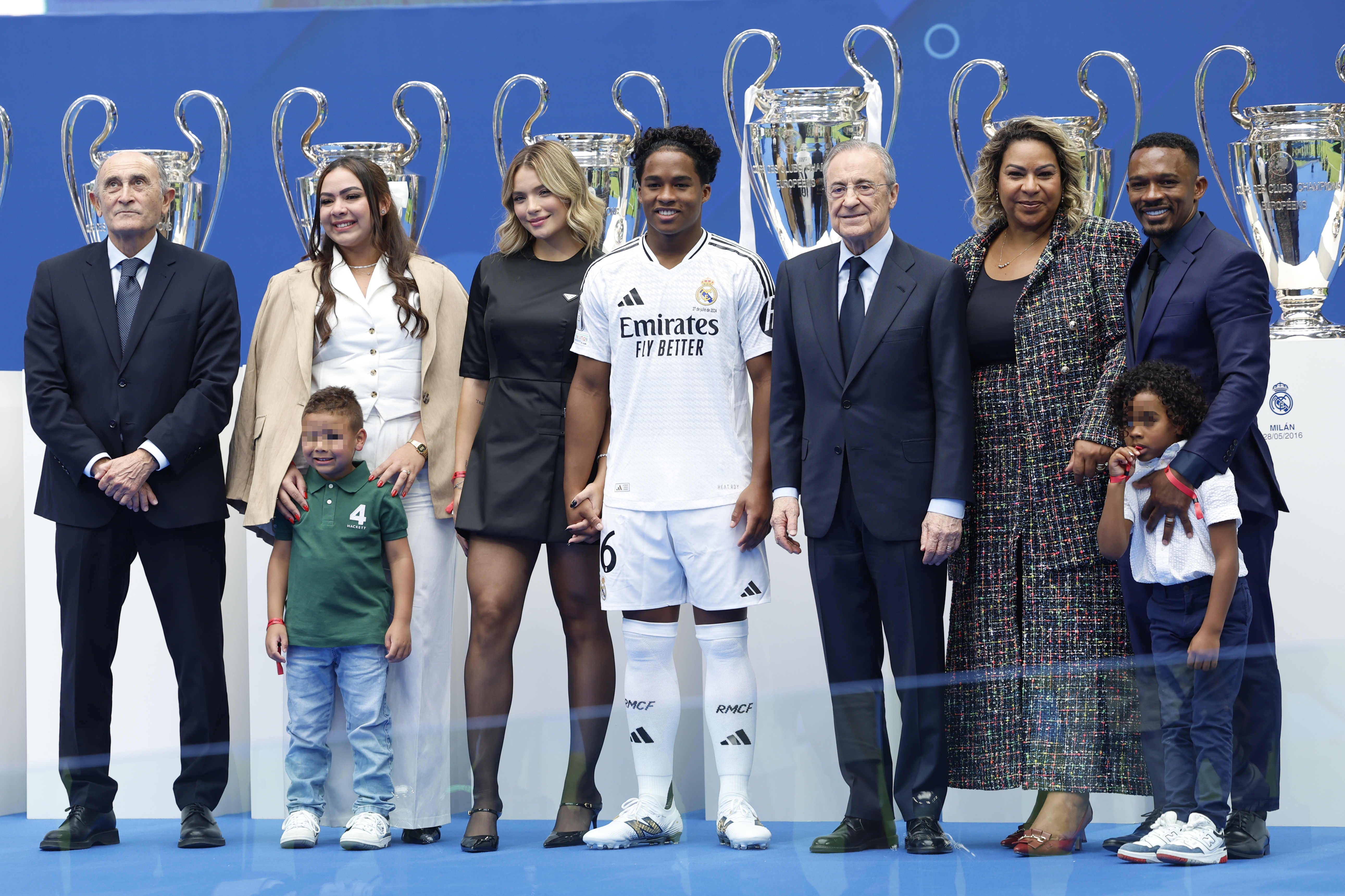 El delantero del Real Madrid, Endrick, junto a su familia y su ahora esposa Gabriely Miranda.