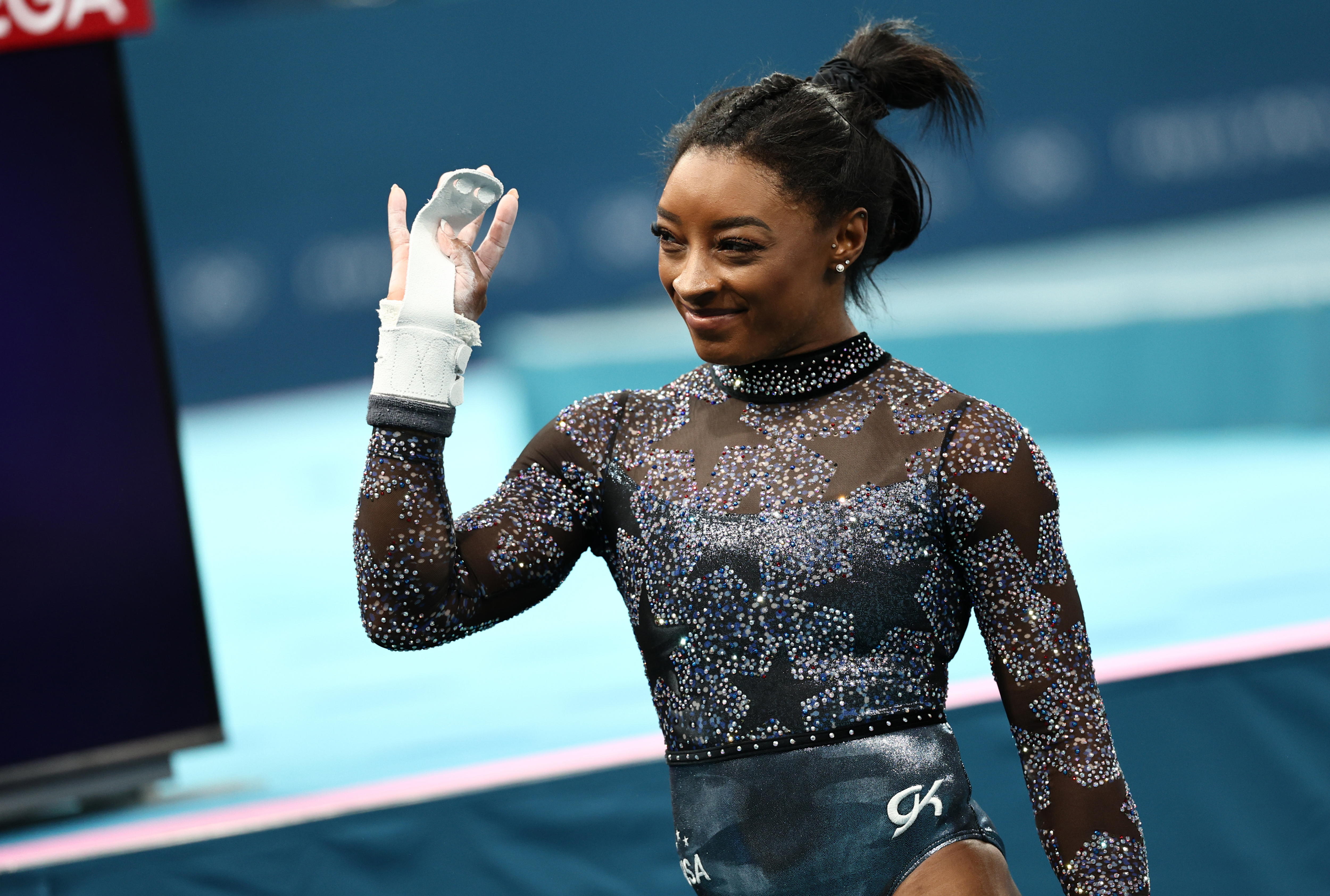 Simone Biles saludando al público en su esperado regreso.