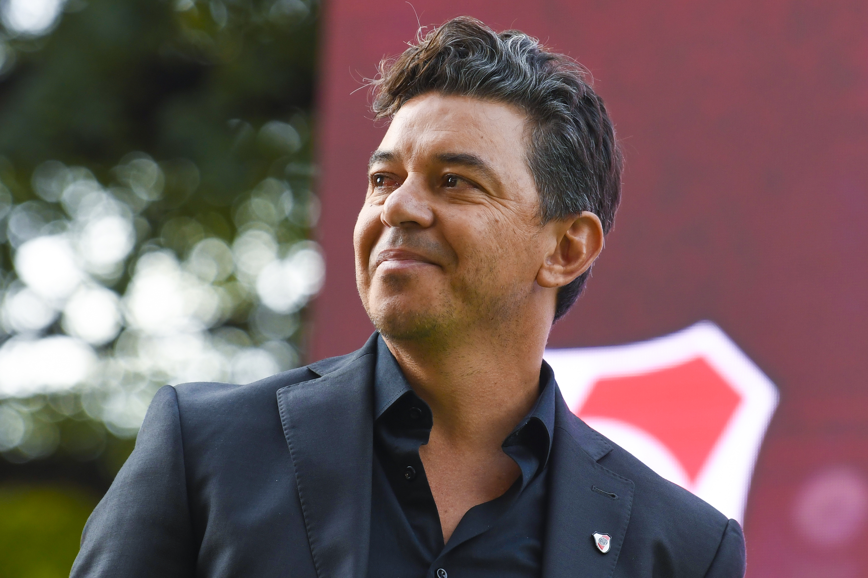 Marcelo Gallardo llegando con una sonrisa a las instalaciones de River Plate.