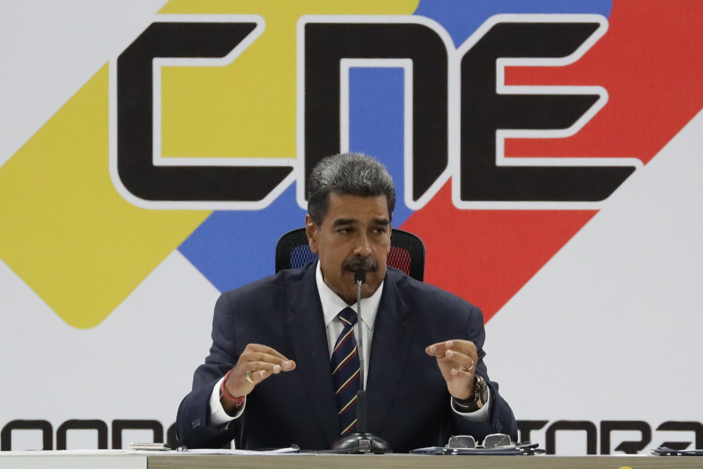 Nicolás Maduro continuará en el poder luego de unas elecciones en las que la comunidad internacional ha señalado irregularidades. (Foto Prensa Libre: EFE/ Ronald Peña R.)