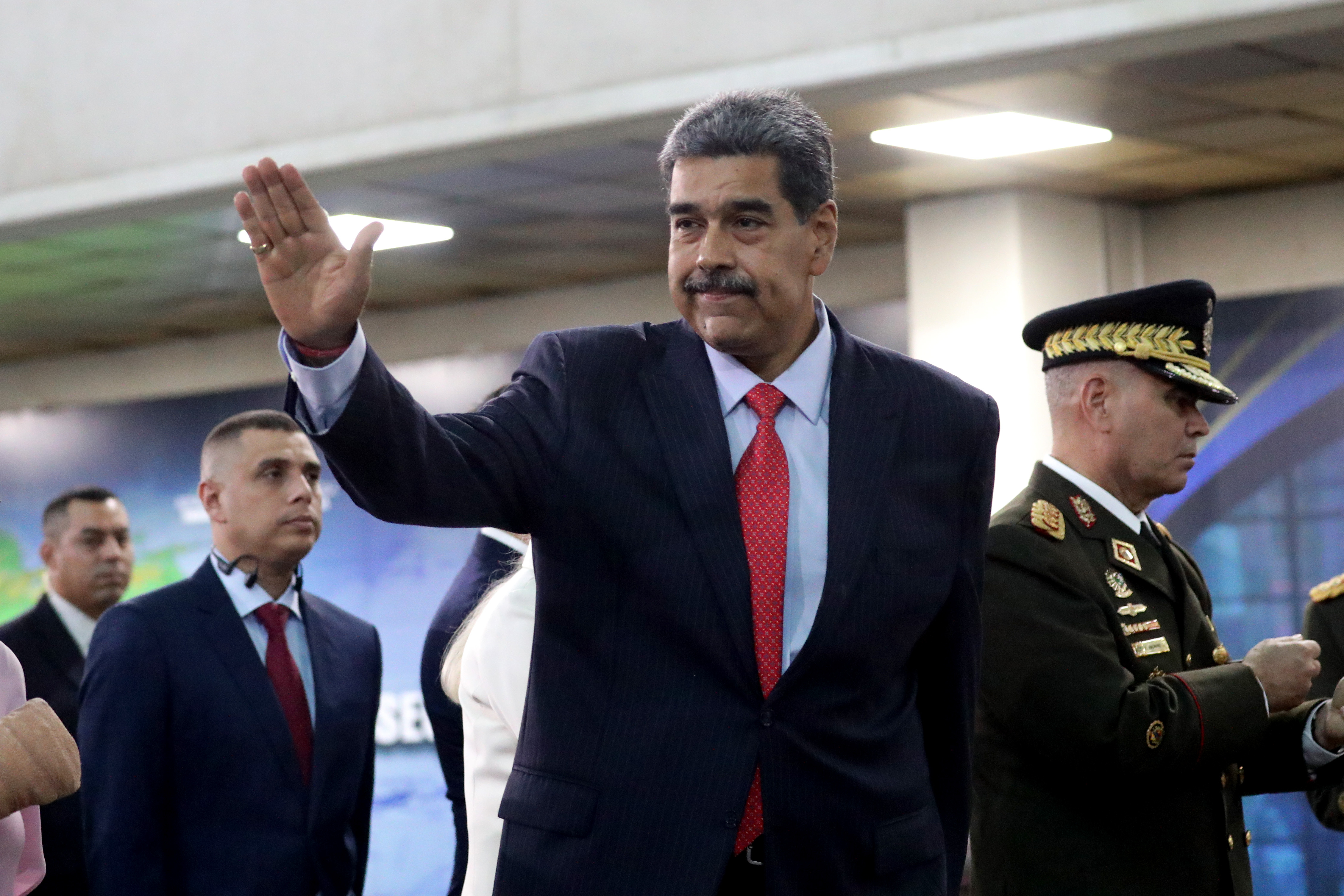 Nicolás Maduro acusó este lunes a los dueños de la red social TikTok de "promover" una guerra civil en Venezuela, esto por las protestas que se han generado en contra de los resultados electorales. (Foto Prensa Libre:  EFE/ Ronald Peña R.)