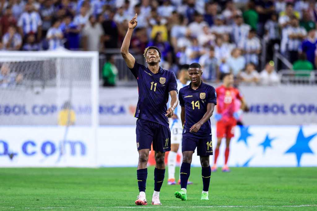 Kevin Rodríguez celebra el tanto con el que forzó los penales. 