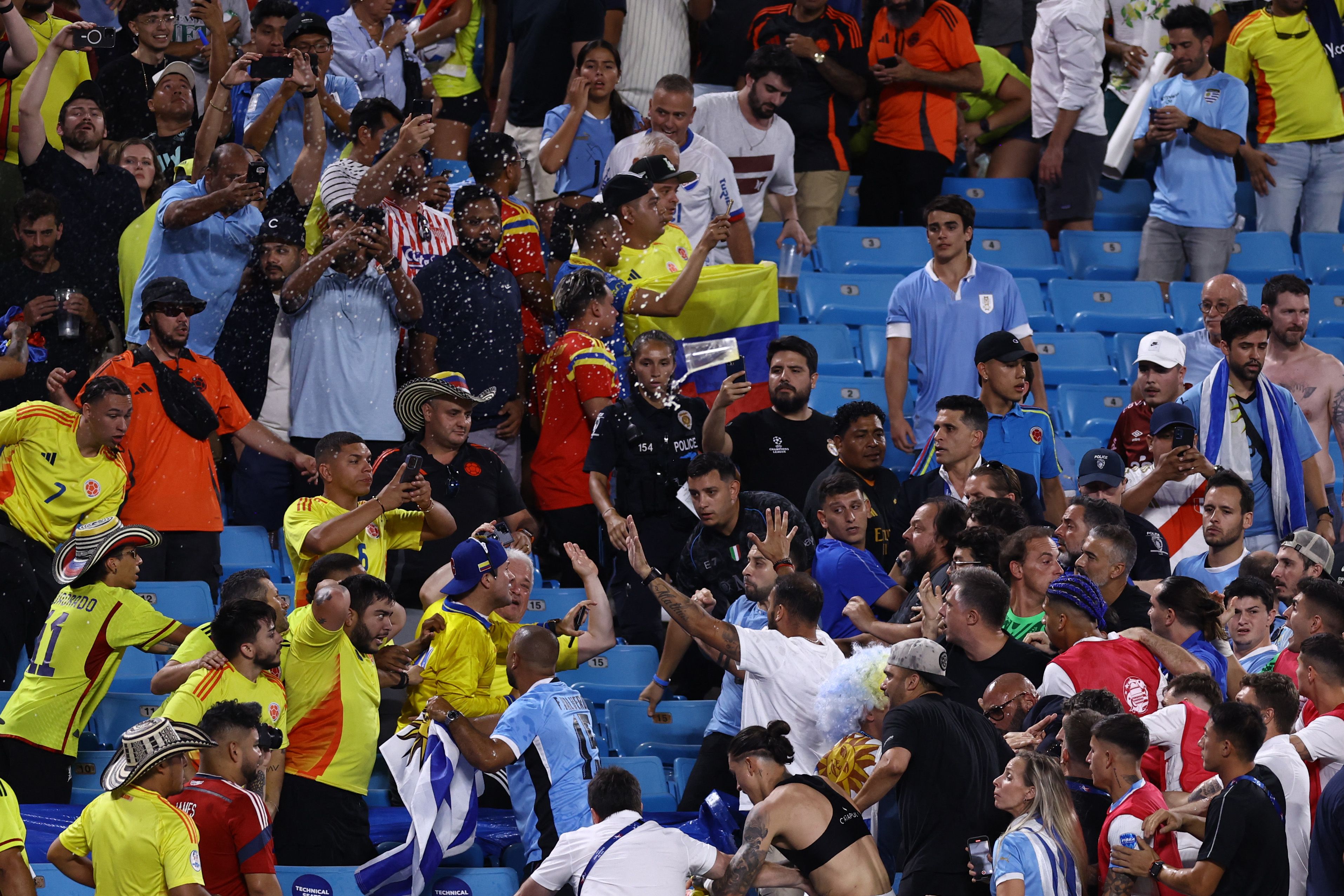 Aficionados de Colombia se enfrentan con aficionados de Uruguay durante el partido de semifinales de la Copa América CONMEBOL 2024 entre Uruguay y Colombia en el Bank of America Stadium.'