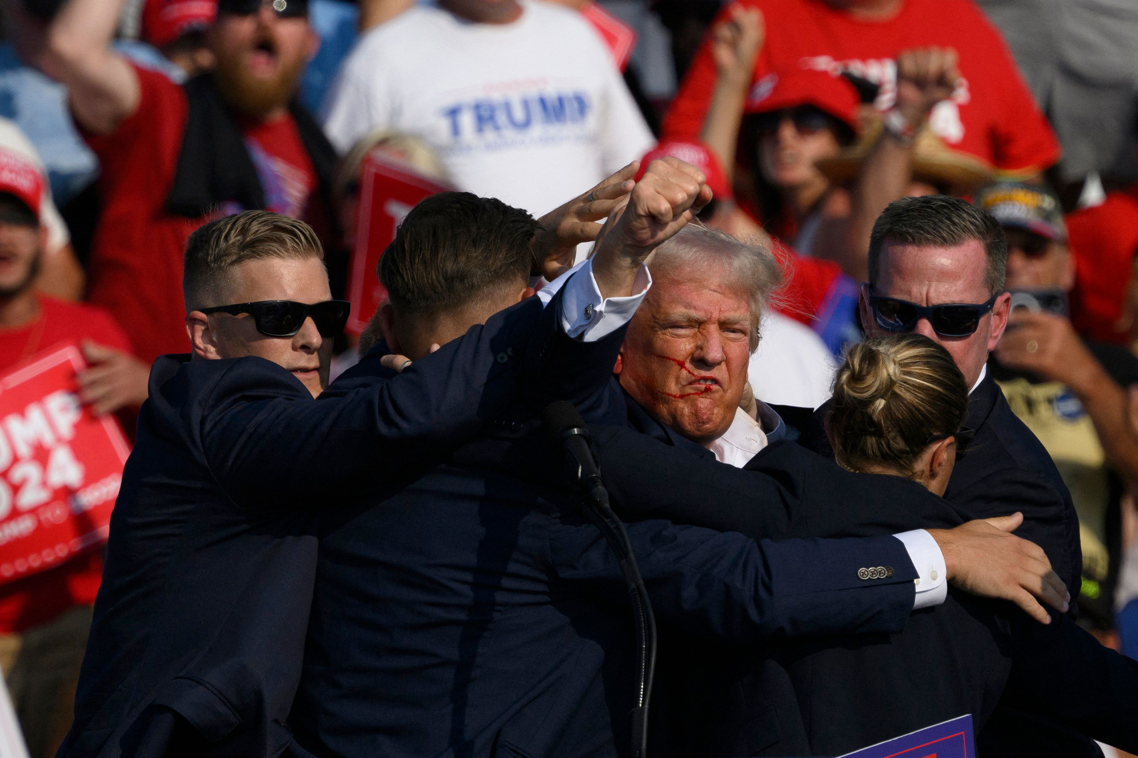 El Servicio Secreto rodea a Donald Trump luego de ser herido de bala en Butler, Pensilvania. (Foto Prensa Libre: Getty Images via AFP)