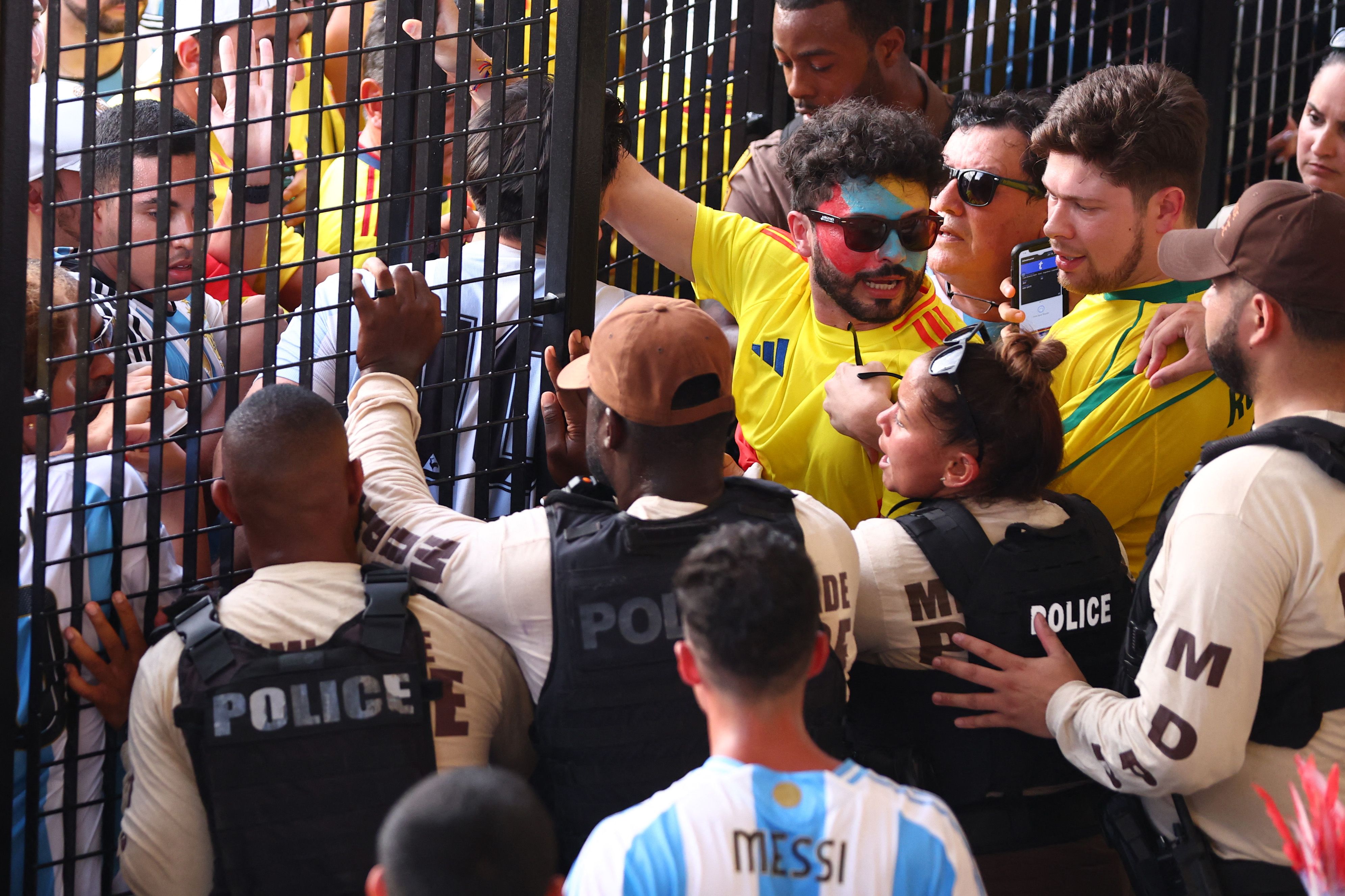 Aficionados intentan entrar al estadio en medio de disturbios antes del partido final de la Copa América 2024 entre Argentina y Colombia en el Hard Rock Stadium.