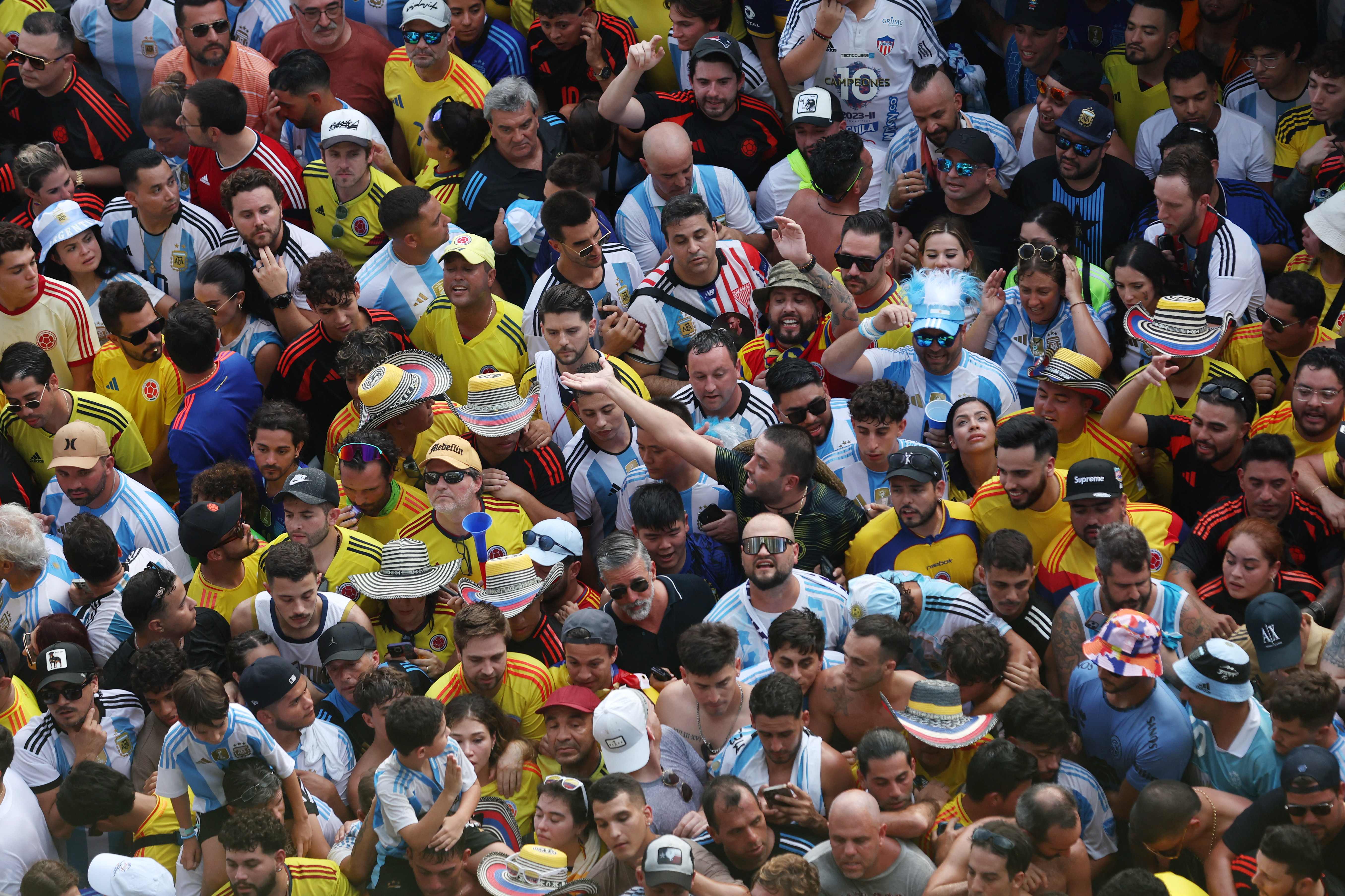 Ola de aficionados sin boletos quisieron ingresar al partido.