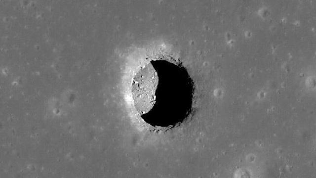 Los científicos habían especulado que "pozos lunares" como este podrían ser entradas a cuevas; ahora tienen pruebas.


NASA