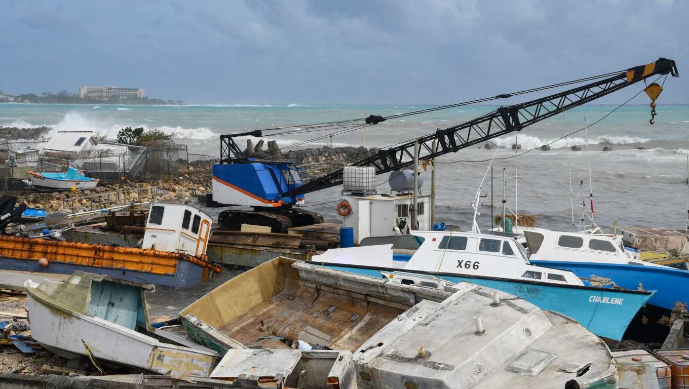 Barcos pesqueros fueron dañados tras el paso del huracán Beryl en el mercado de pescado de Bridgetown, Bridgetown, Barbados. (Foto Prensa Libre: Randy Brooks / AFP)
